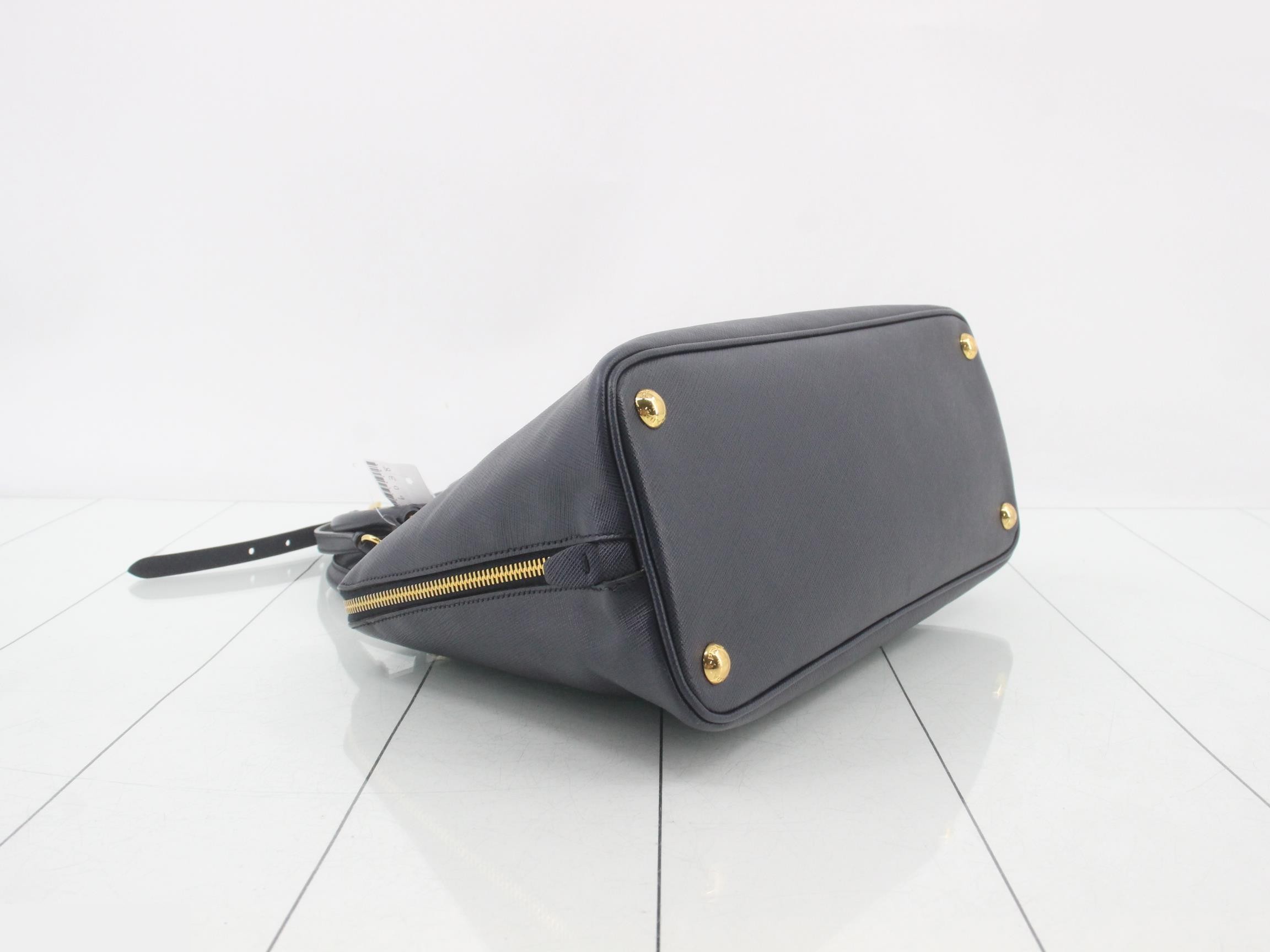 Saffiano leather, triangular plate, 2-way shoulder/handbag, navy. — view 5