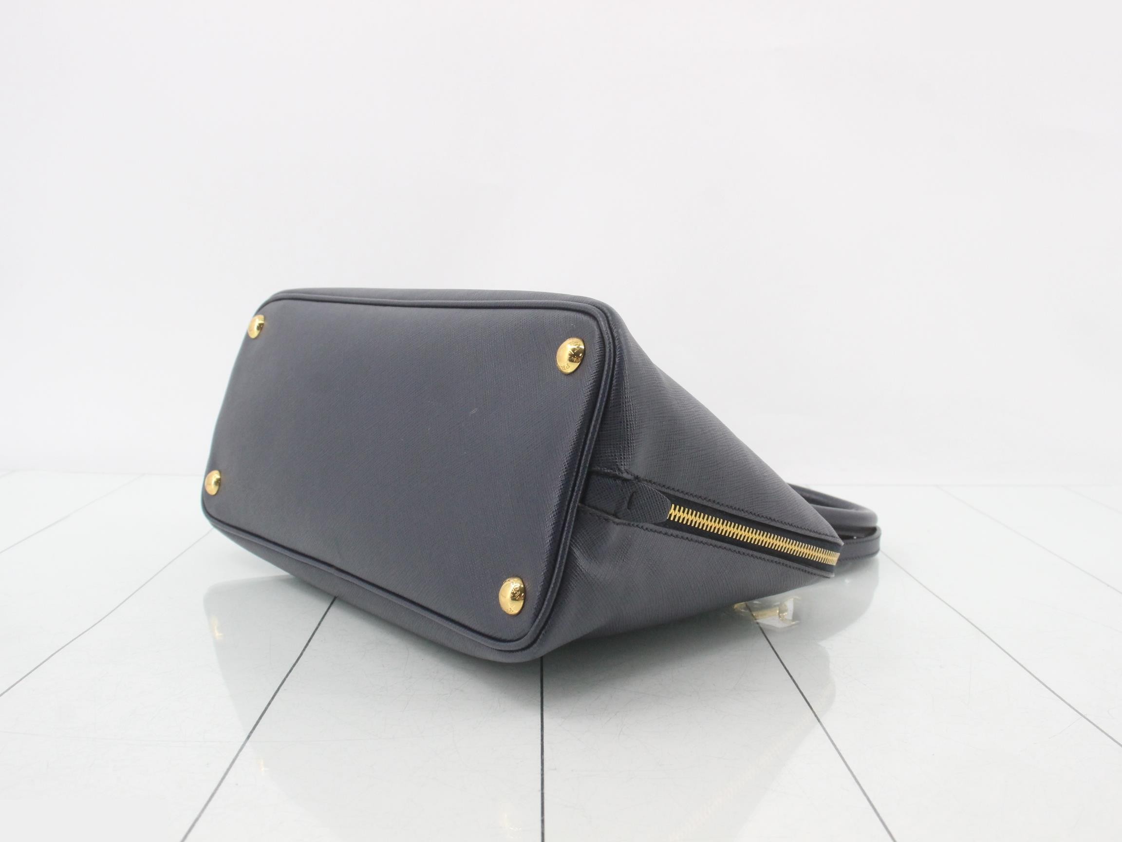 Saffiano leather, triangular plate, 2-way shoulder/handbag, navy. — view 6