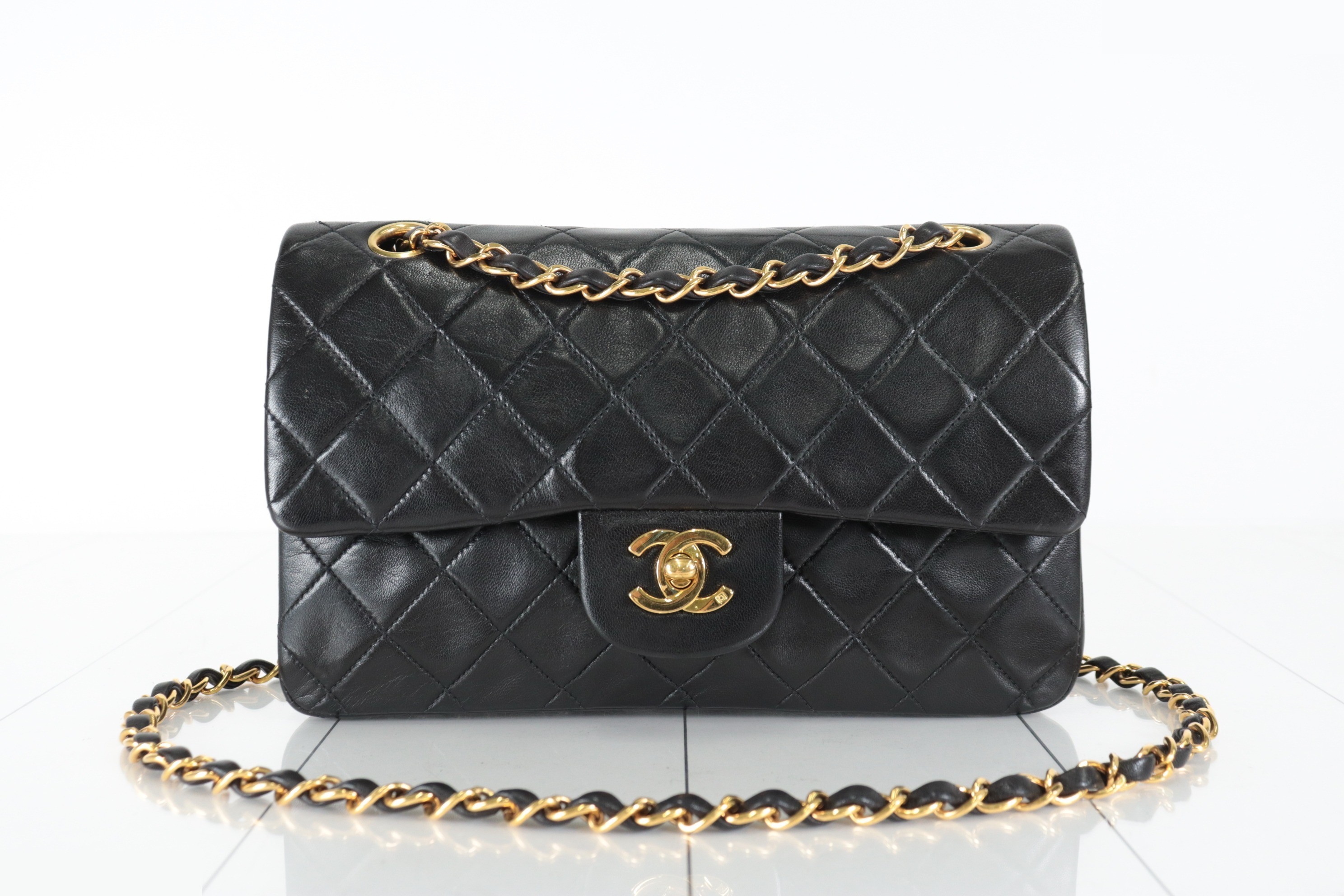 Double flap 23 Lambskin Chain Shoulder Bag, Series 3 — view 2