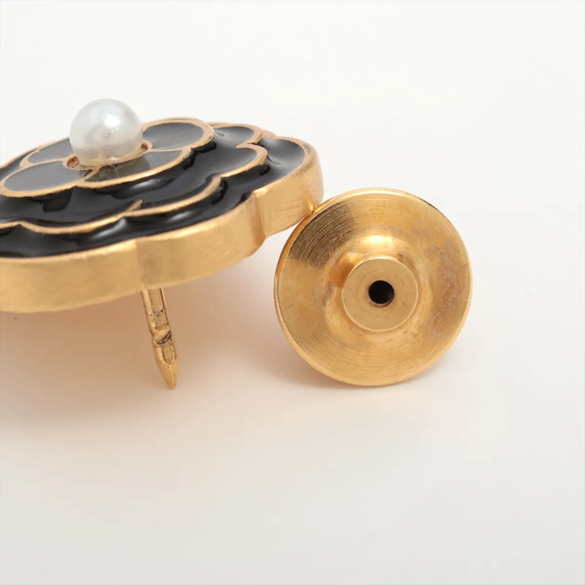 Cocomark Camellia 02A Pin Brooch GP x Fake Pearl Black x Gold — view 3