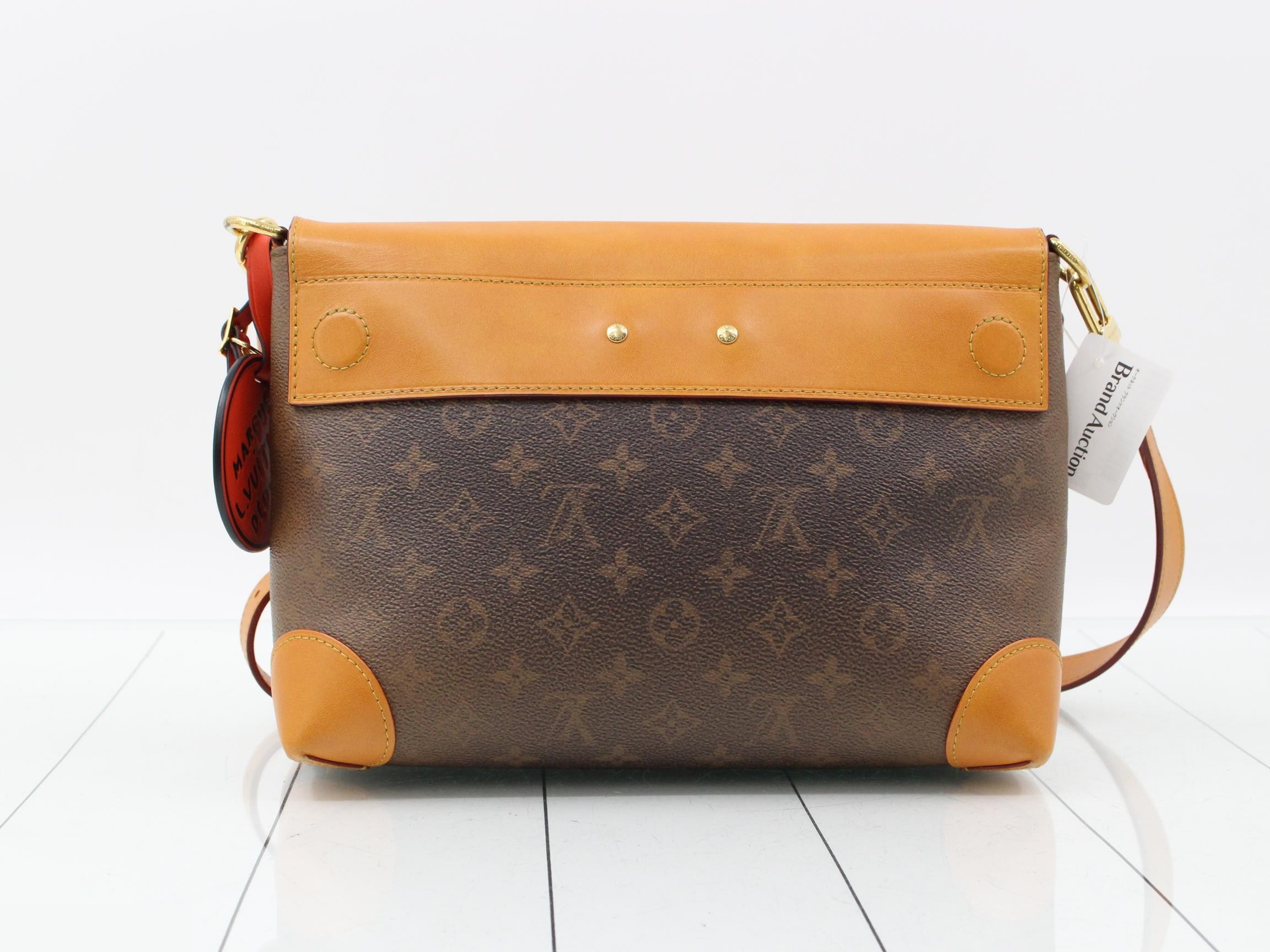 M11533 Steamer Crossbody — view 2