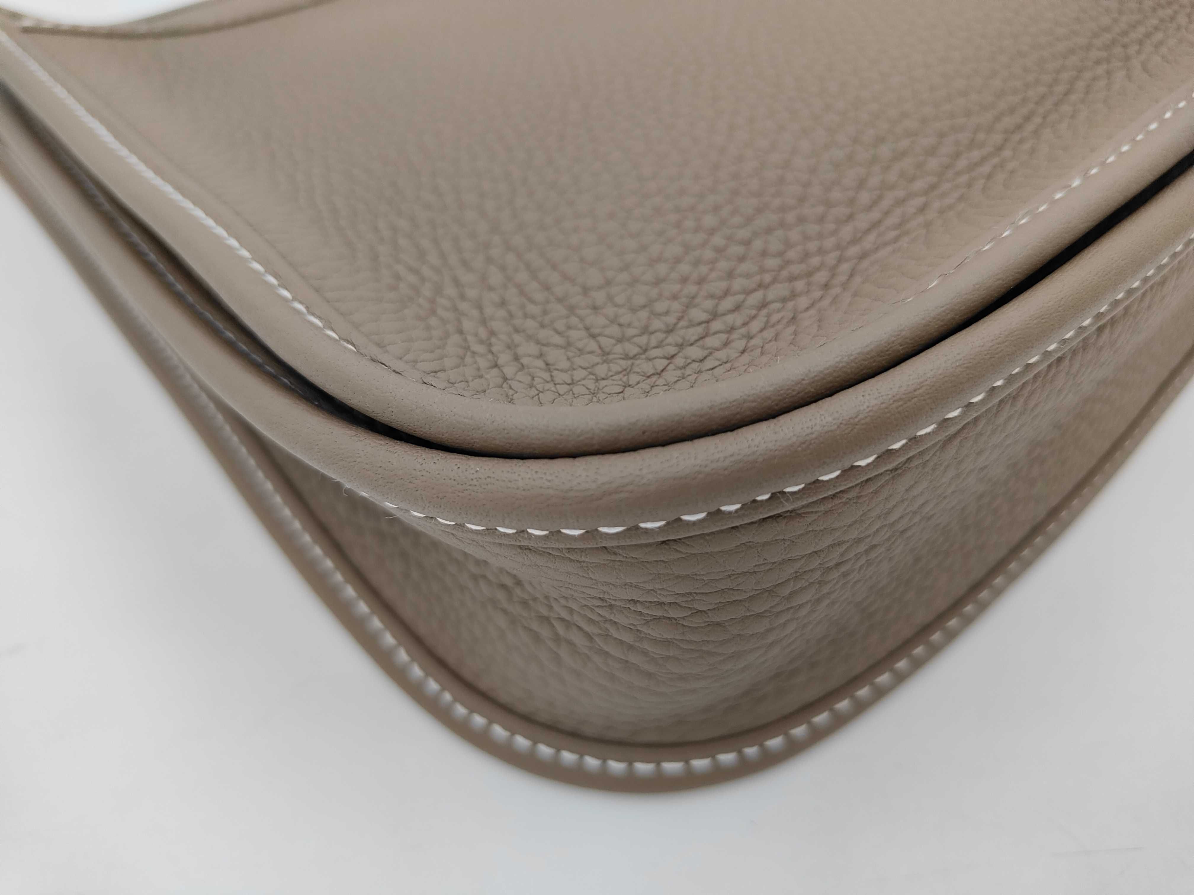 Evelyne 23 Handbag in Etoupe Taurillon Clemence Leather with Gold Hardware (G Stamp) — view 4