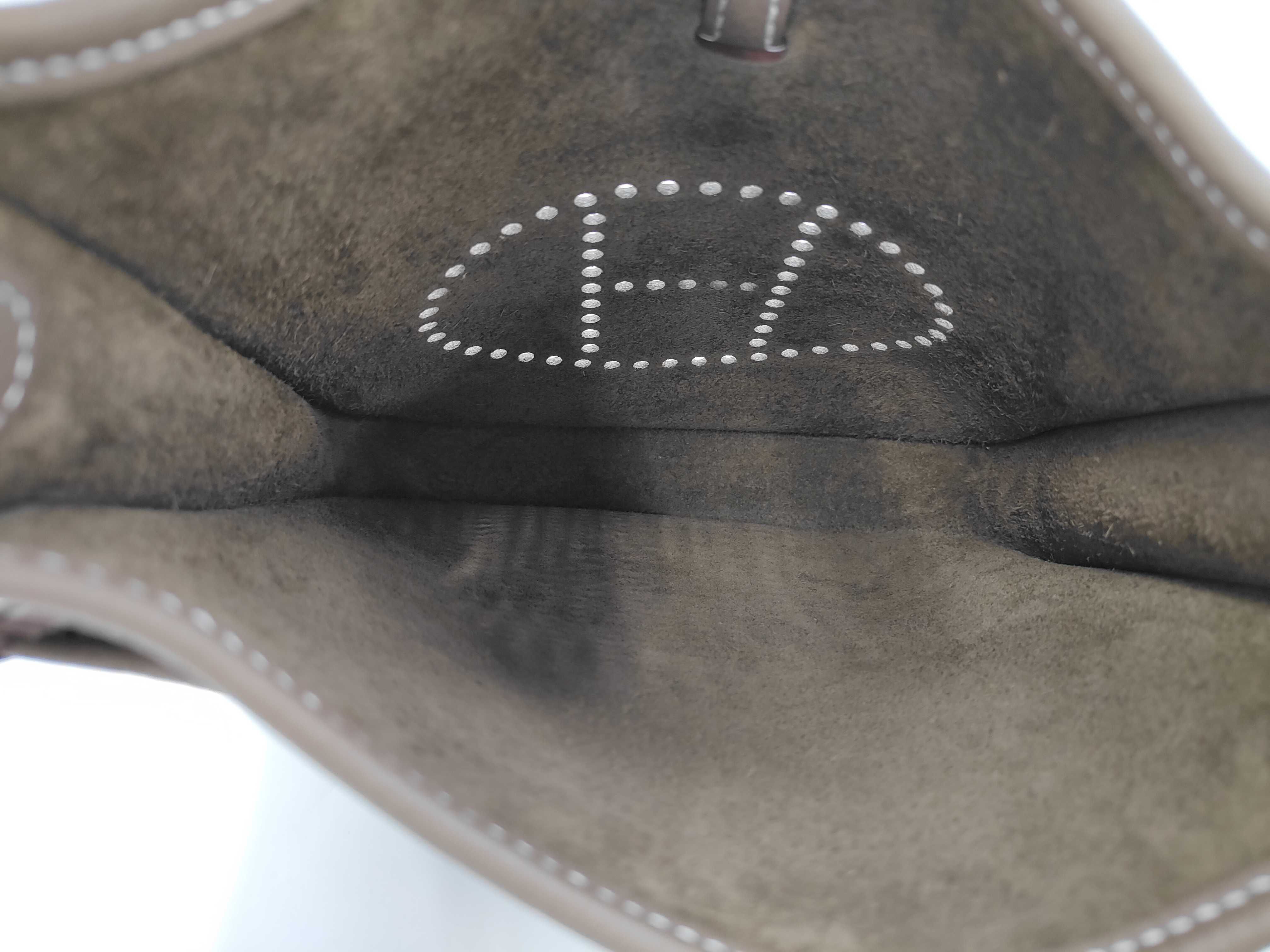 Evelyne 23 Handbag in Etoupe Taurillon Clemence Leather with Gold Hardware (G Stamp) — view 5