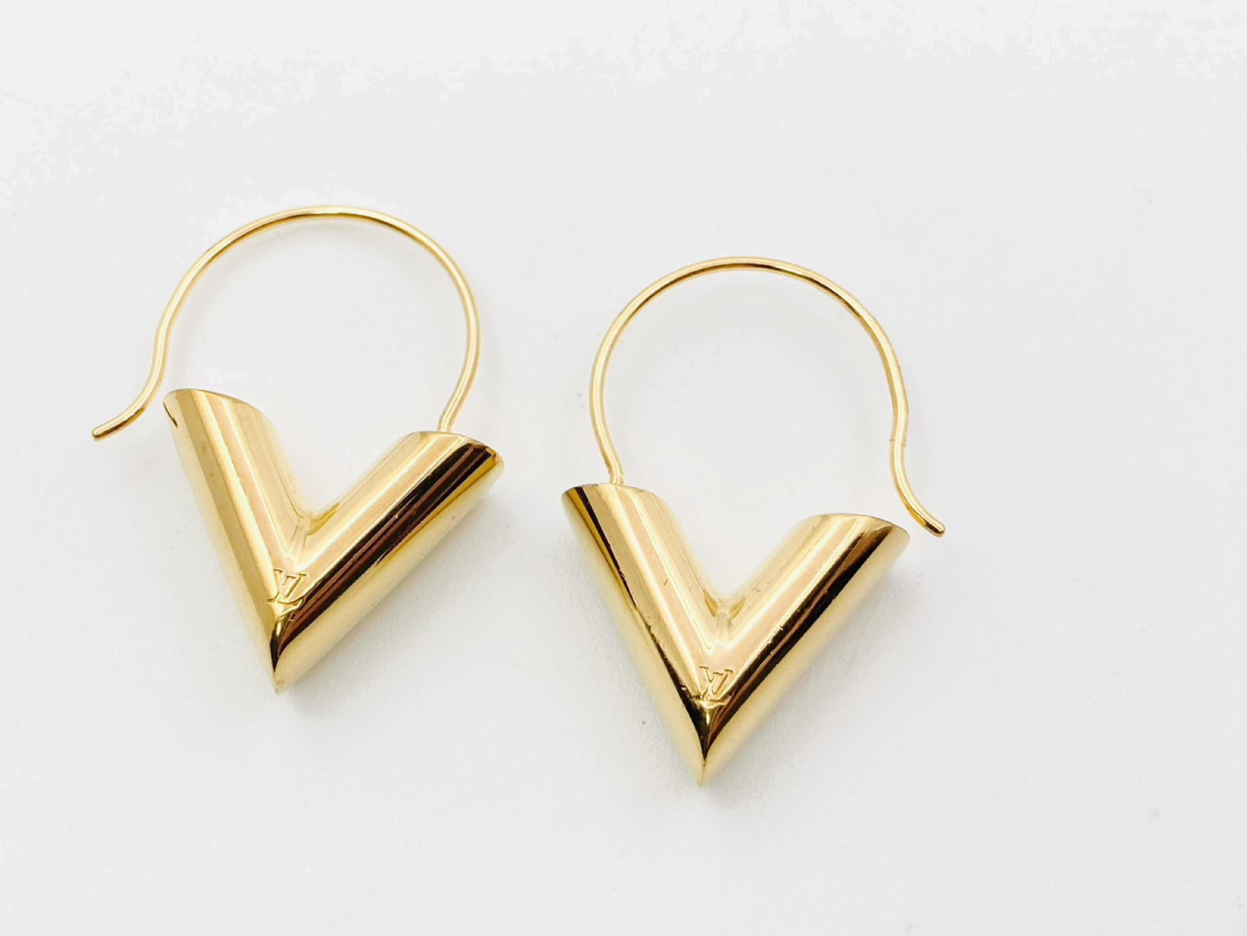 M61088 Essential V Hoop Earrings Gold LE0260 Earrings — view 3