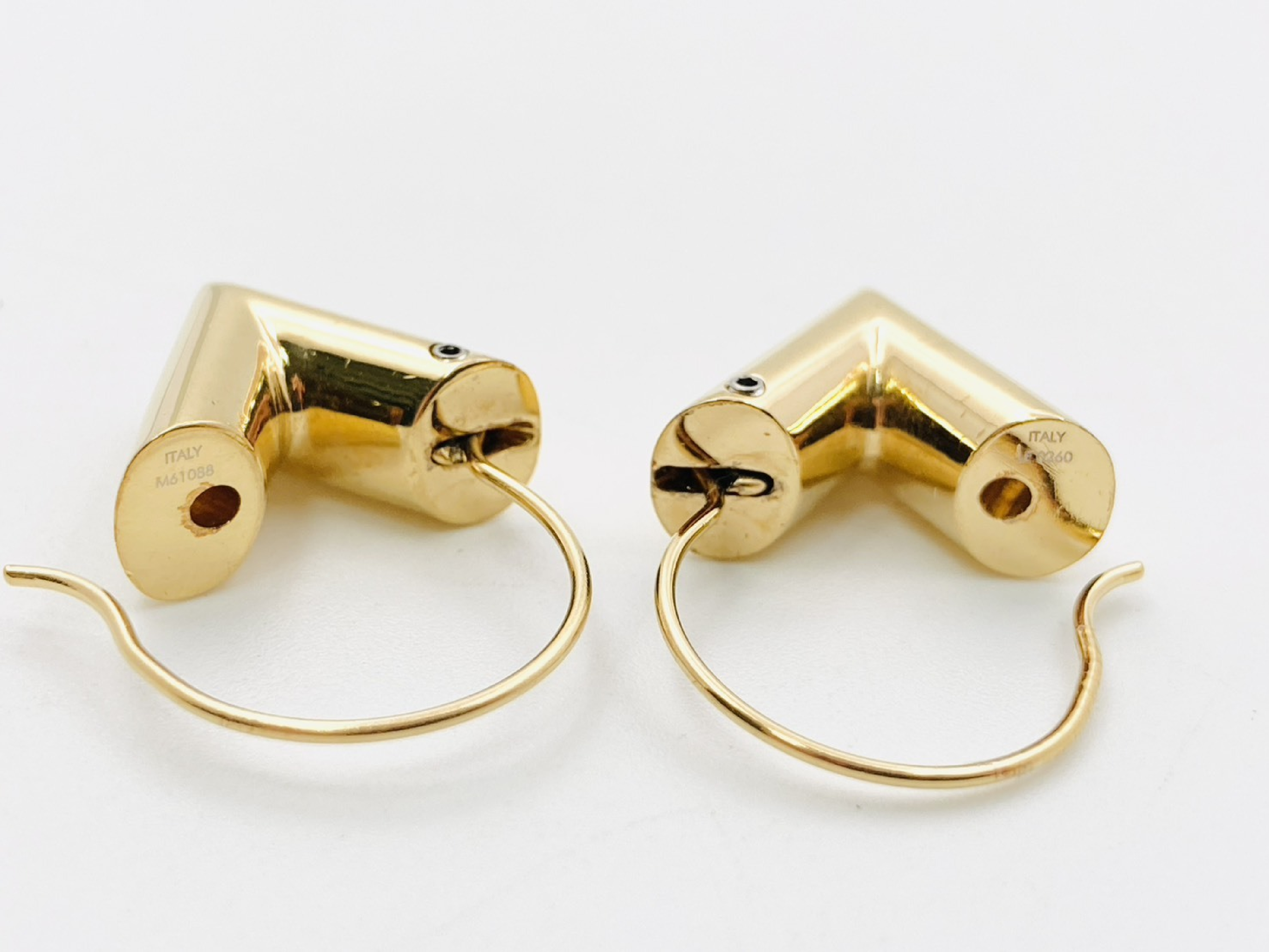 M61088 Essential V Hoop Earrings Gold LE0260 Earrings — view 4