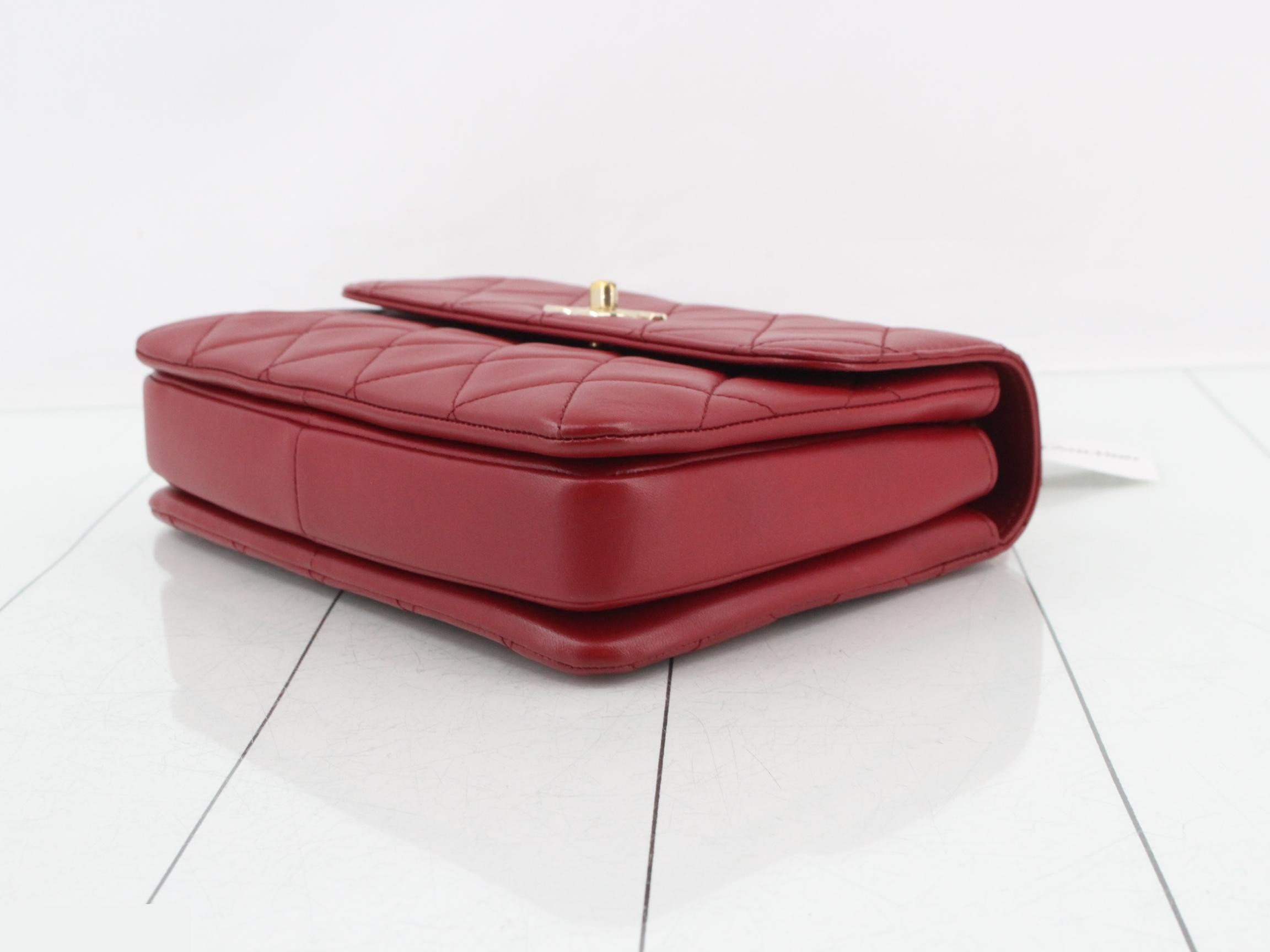 Trendy CC Leather Turnlock 2-Way Handbag — view 6