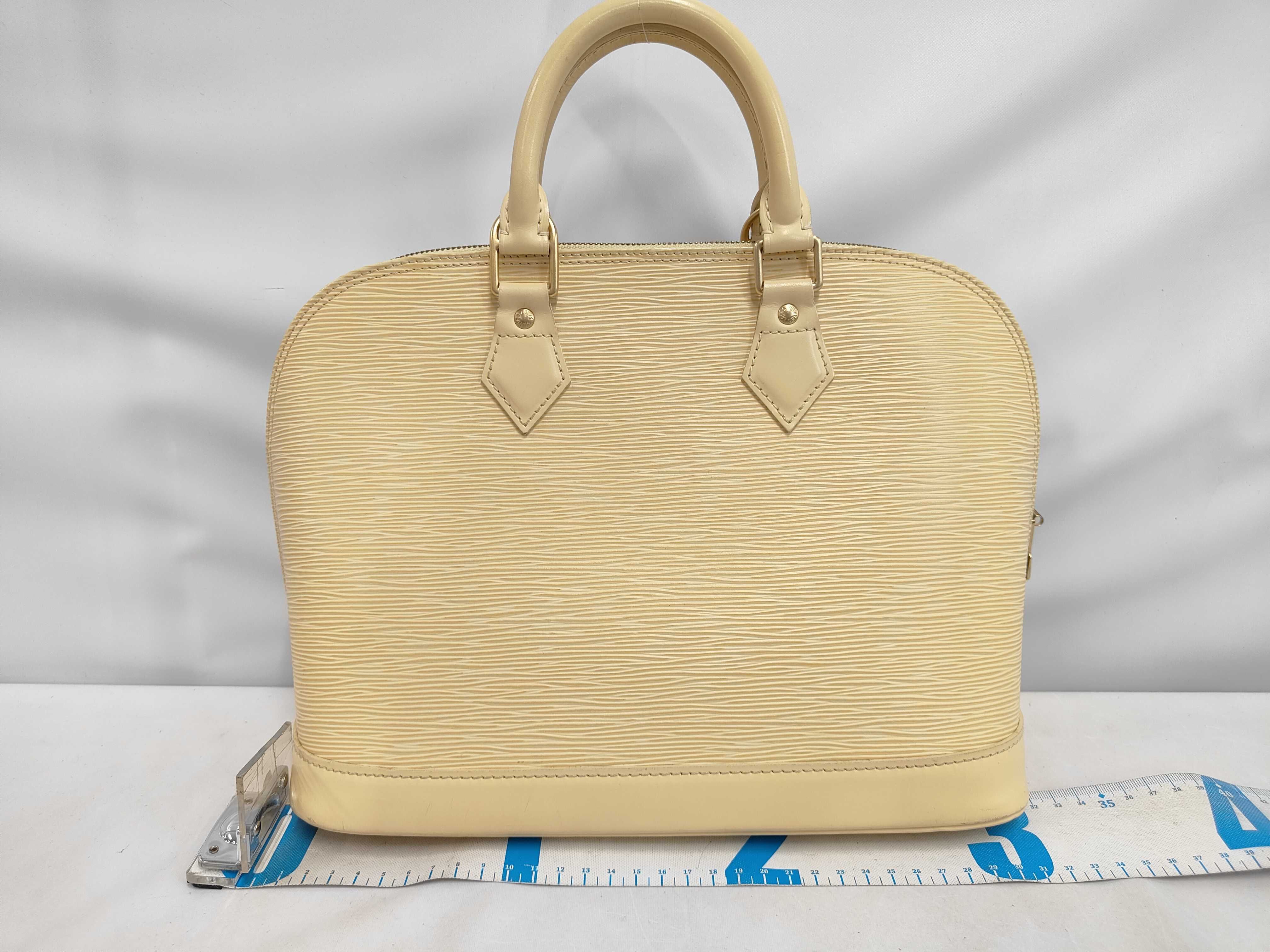 Epi Alma Cream-colored Handbag — view 2