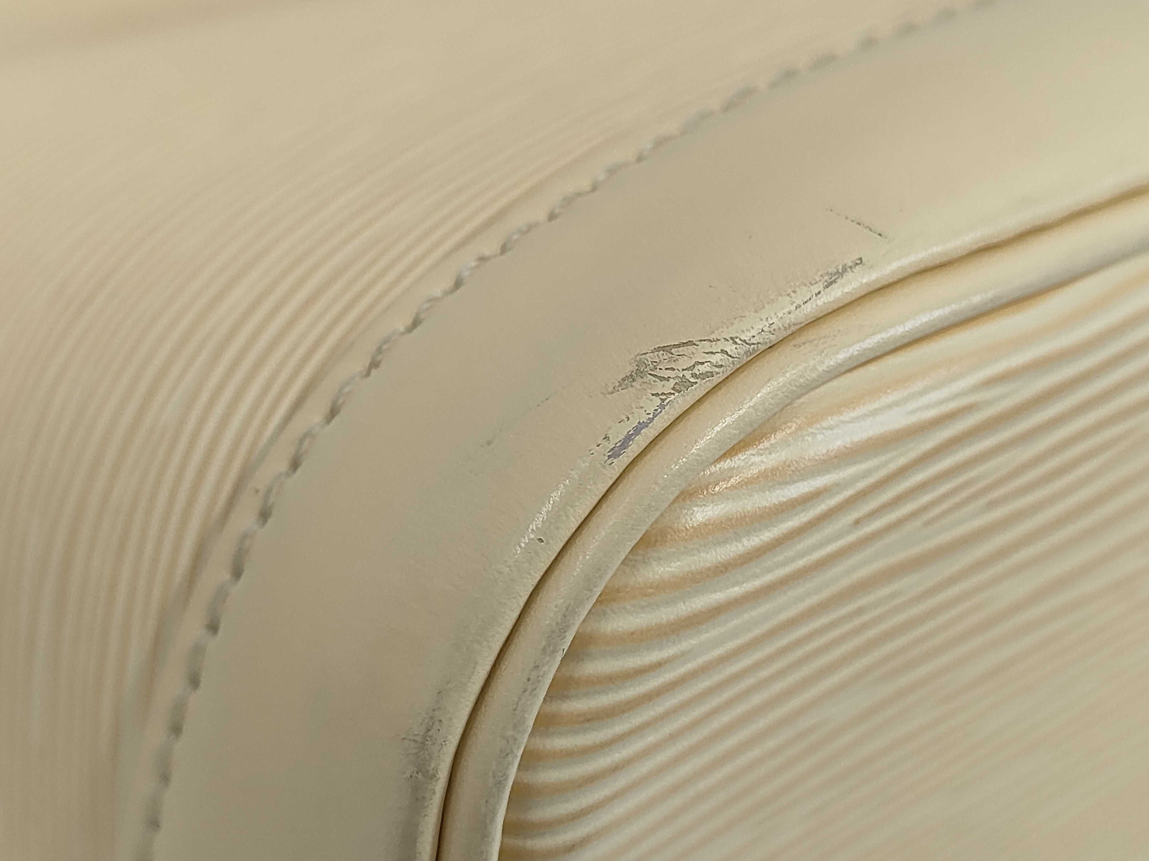 Epi Alma Cream-colored Handbag — view 3