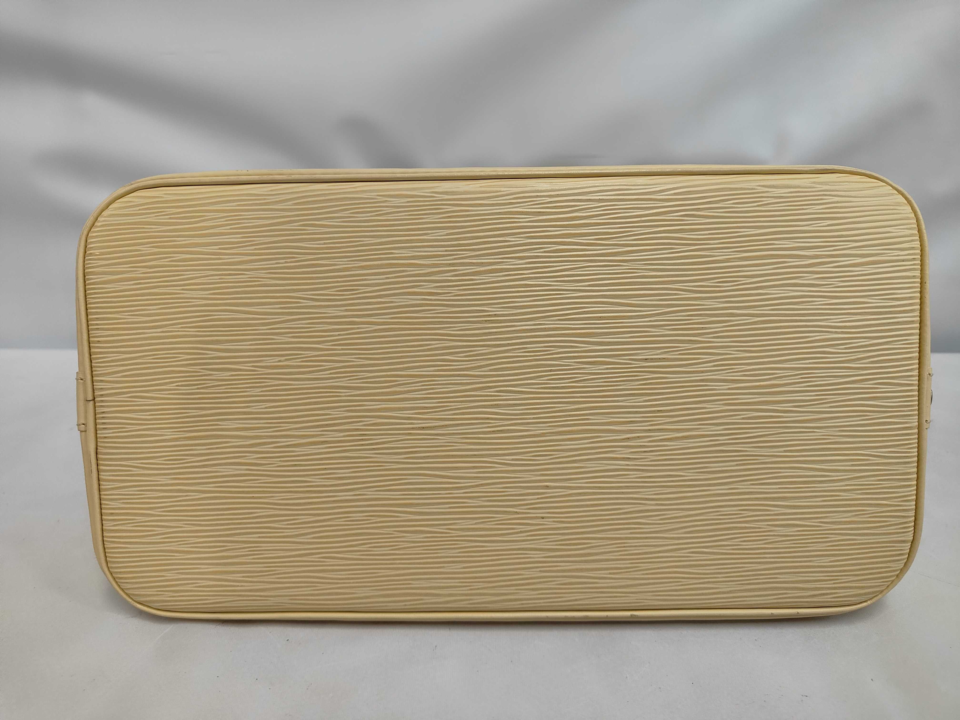 Epi Alma Cream-colored Handbag — view 4
