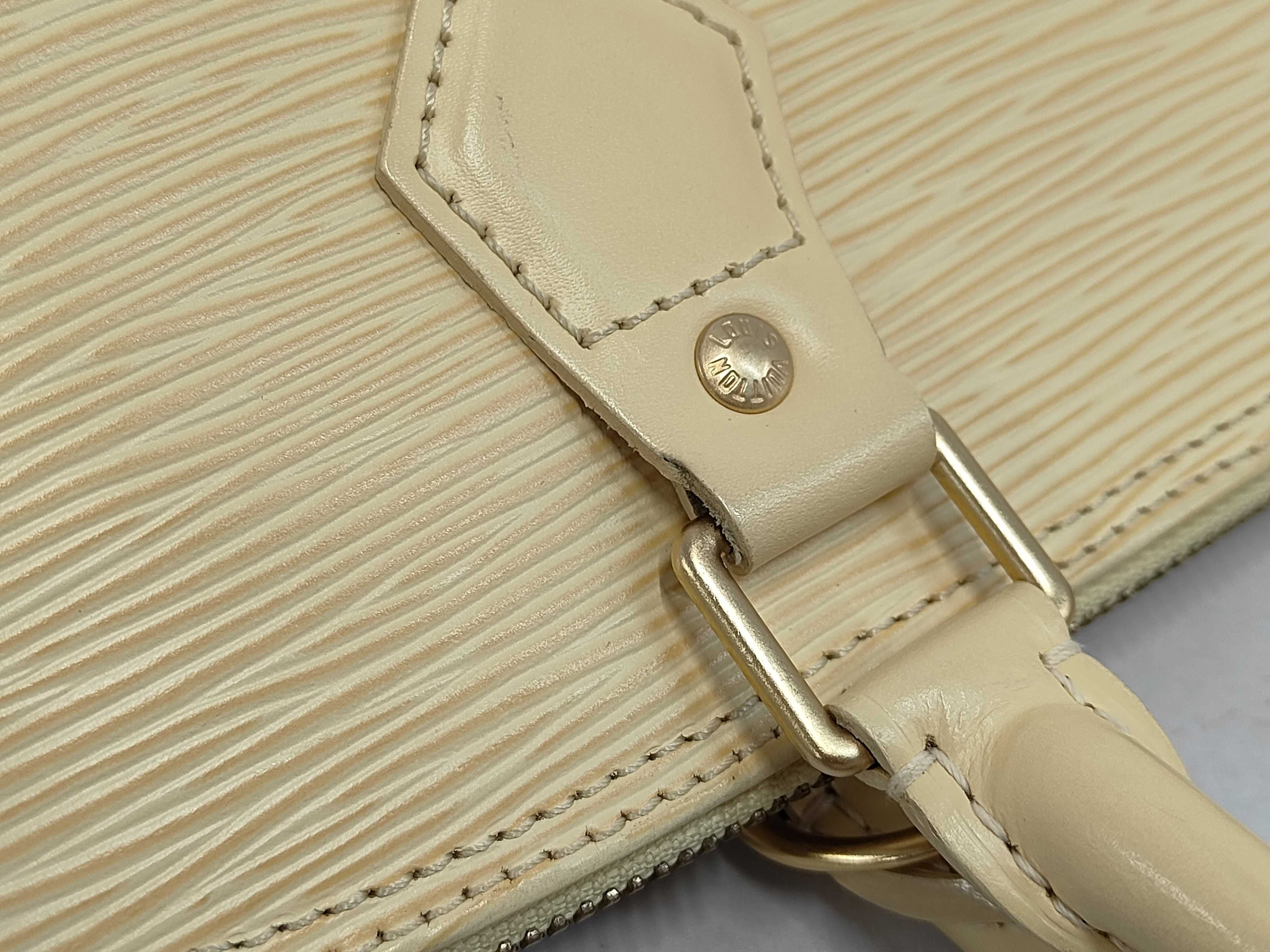 Epi Alma Cream-colored Handbag — view 6