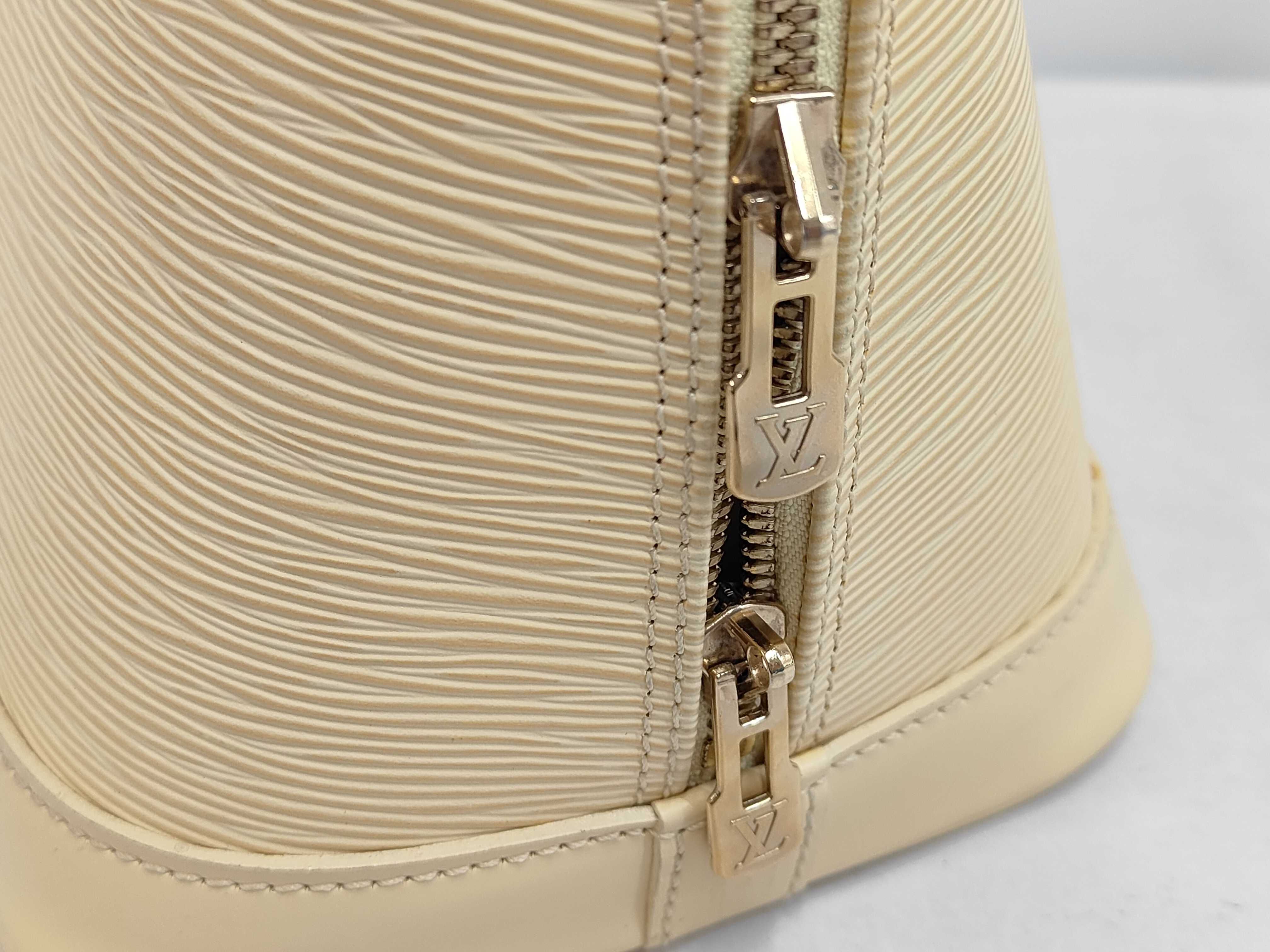 Epi Alma Cream-colored Handbag — view 7