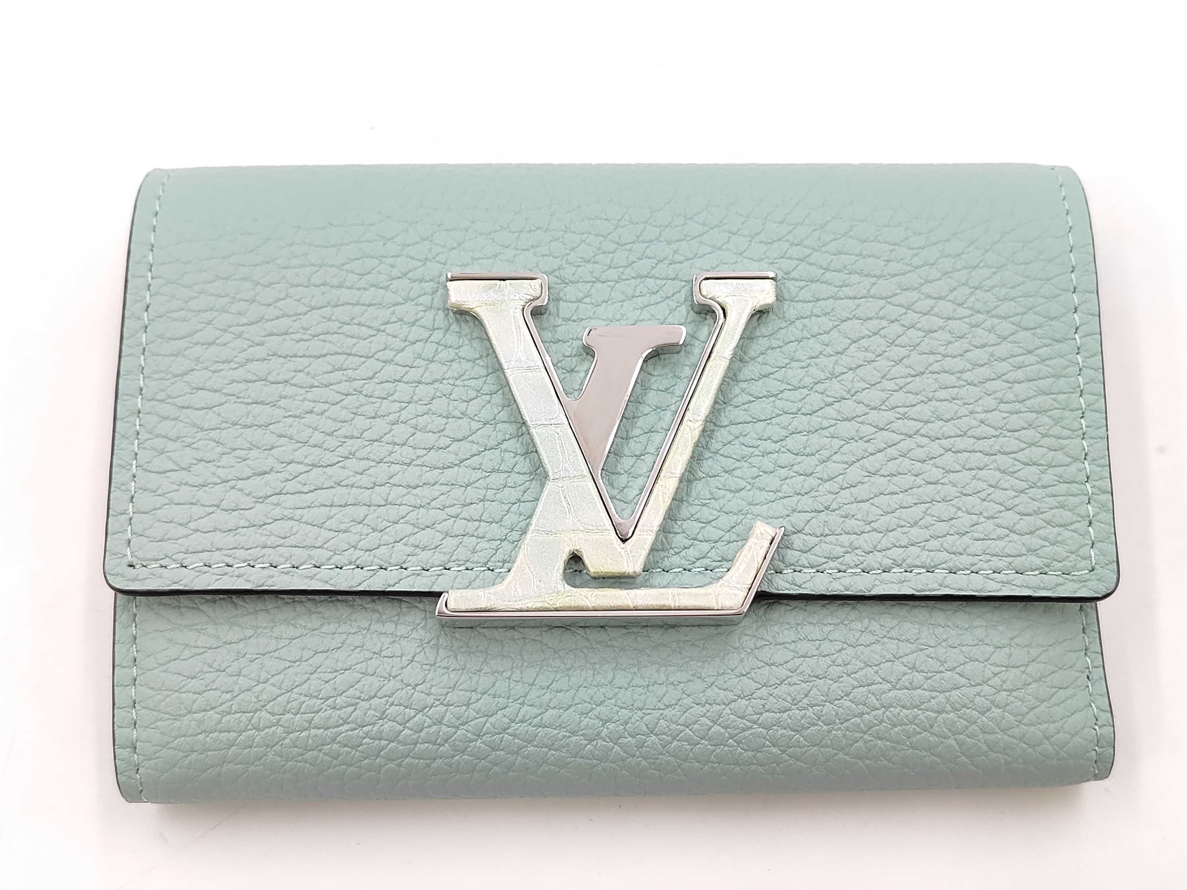 Capucines Tri-fold Wallet, Retail Price: ¥260,700