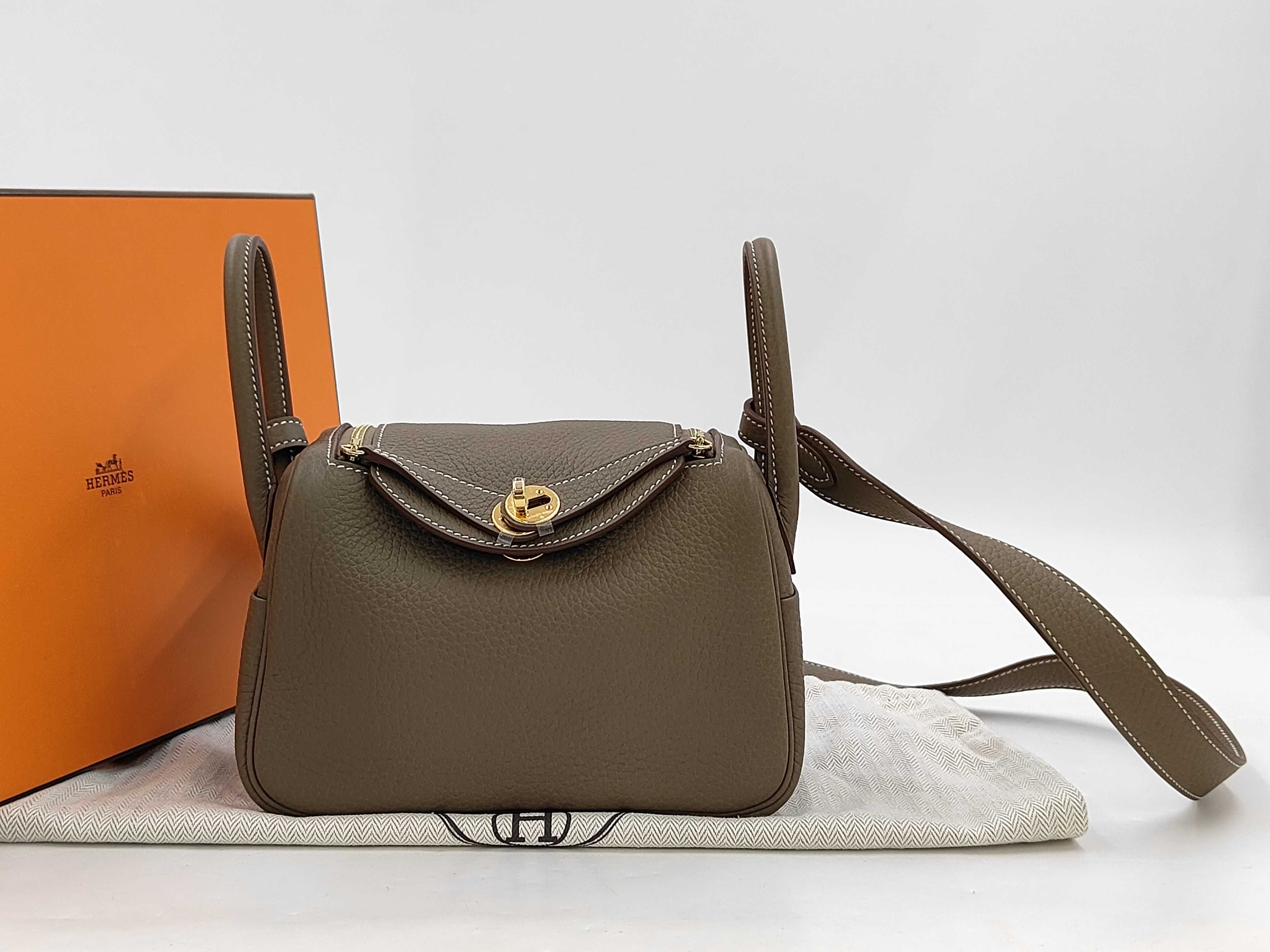 Lindy Mini bag in Taurillon Clemence leather, Etoupe color, gold hardware, G stamp.