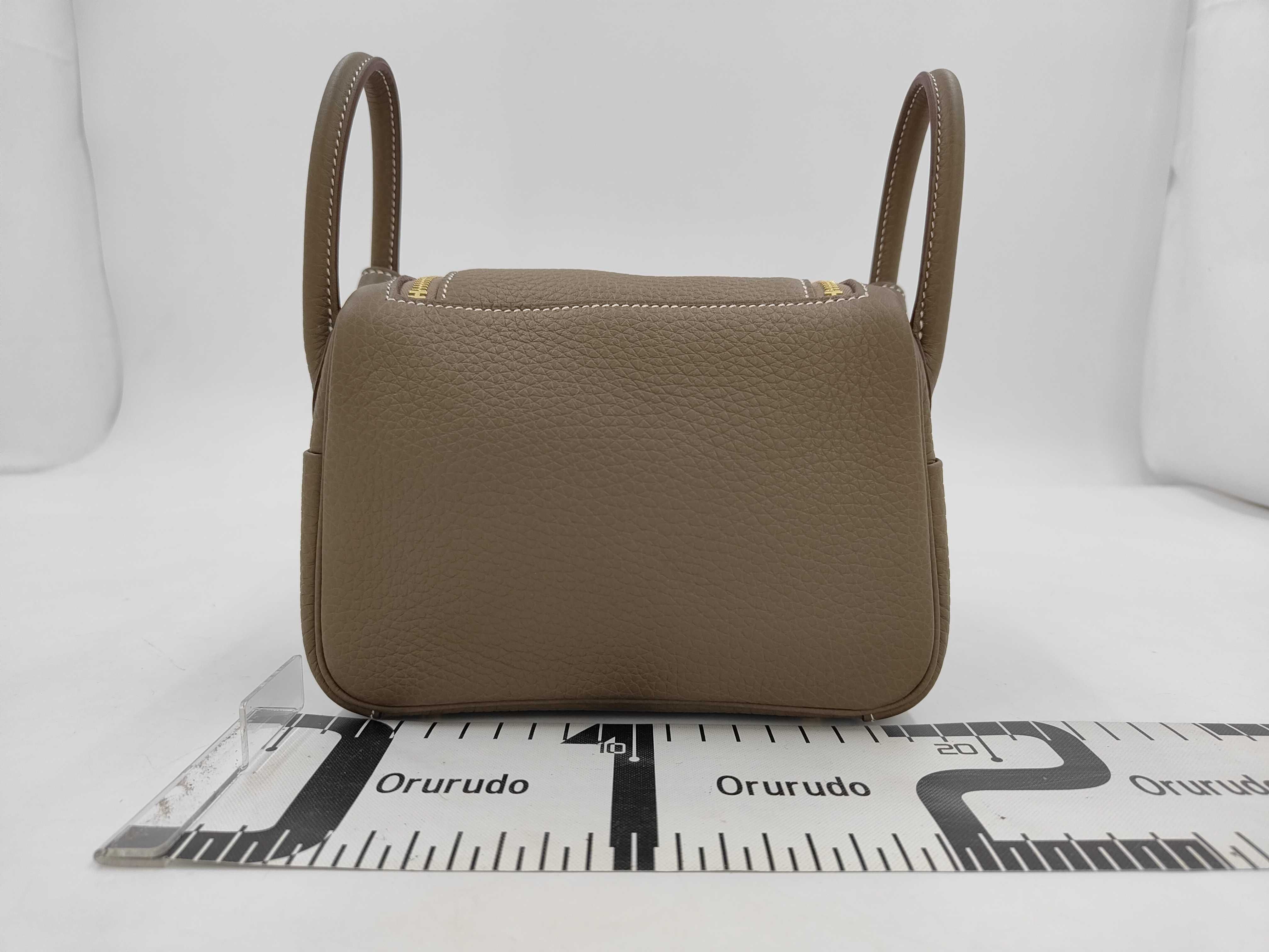 Lindy Mini bag in Taurillon Clemence leather, Etoupe color, gold hardware, G stamp. — view 2