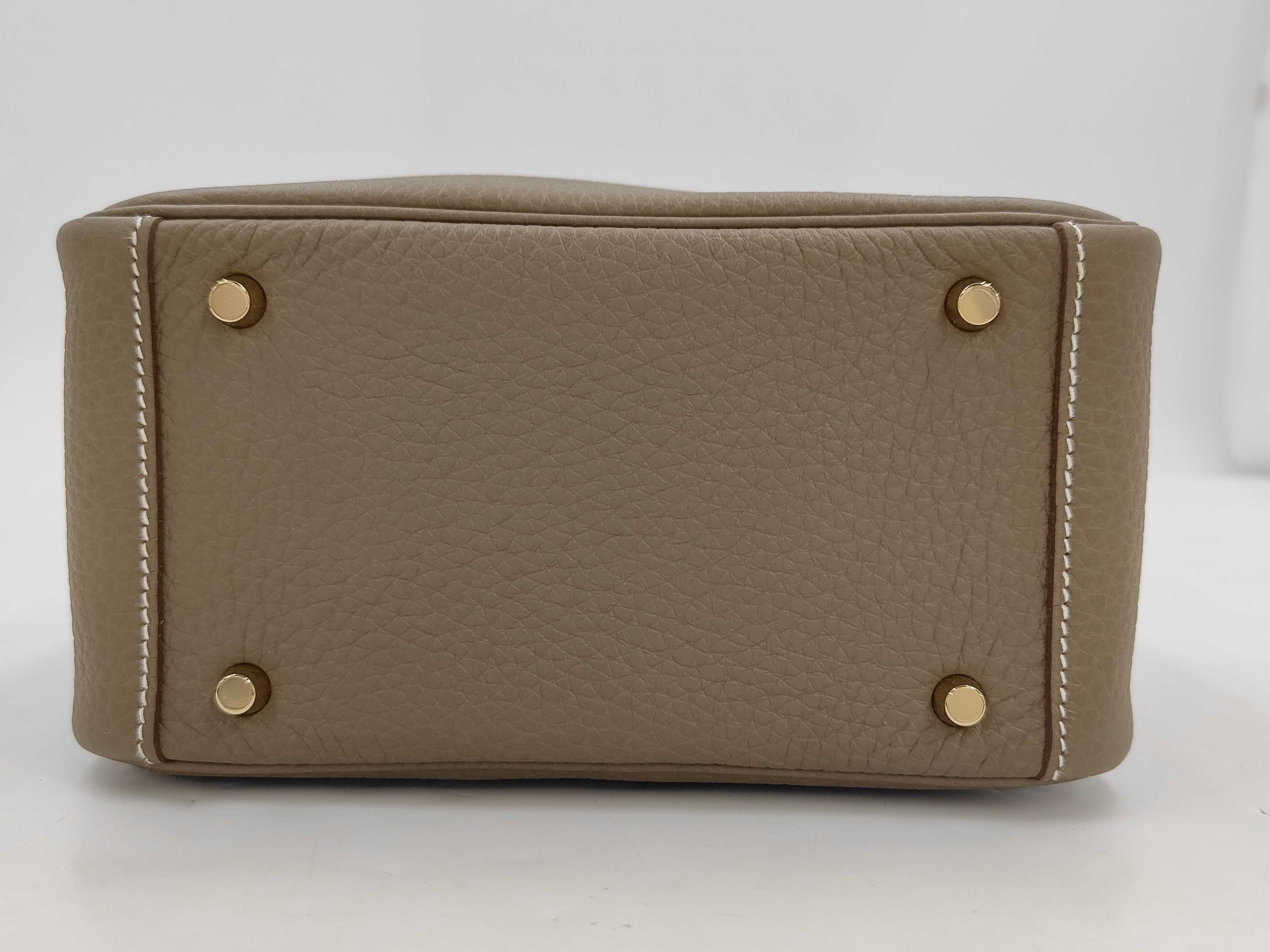 Lindy Mini bag in Taurillon Clemence leather, Etoupe color, gold hardware, G stamp. — view 3