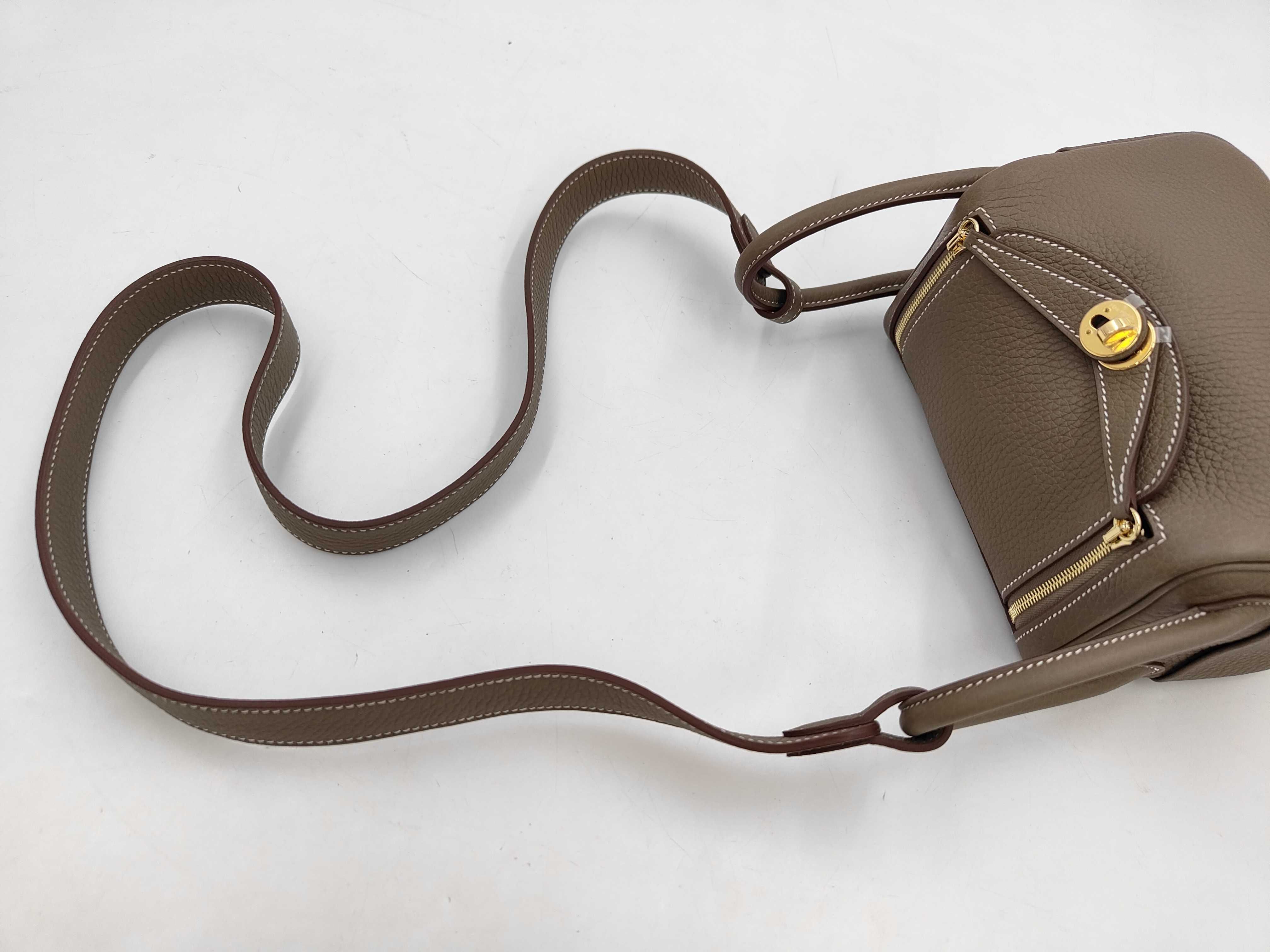 Lindy Mini bag in Taurillon Clemence leather, Etoupe color, gold hardware, G stamp. — view 5