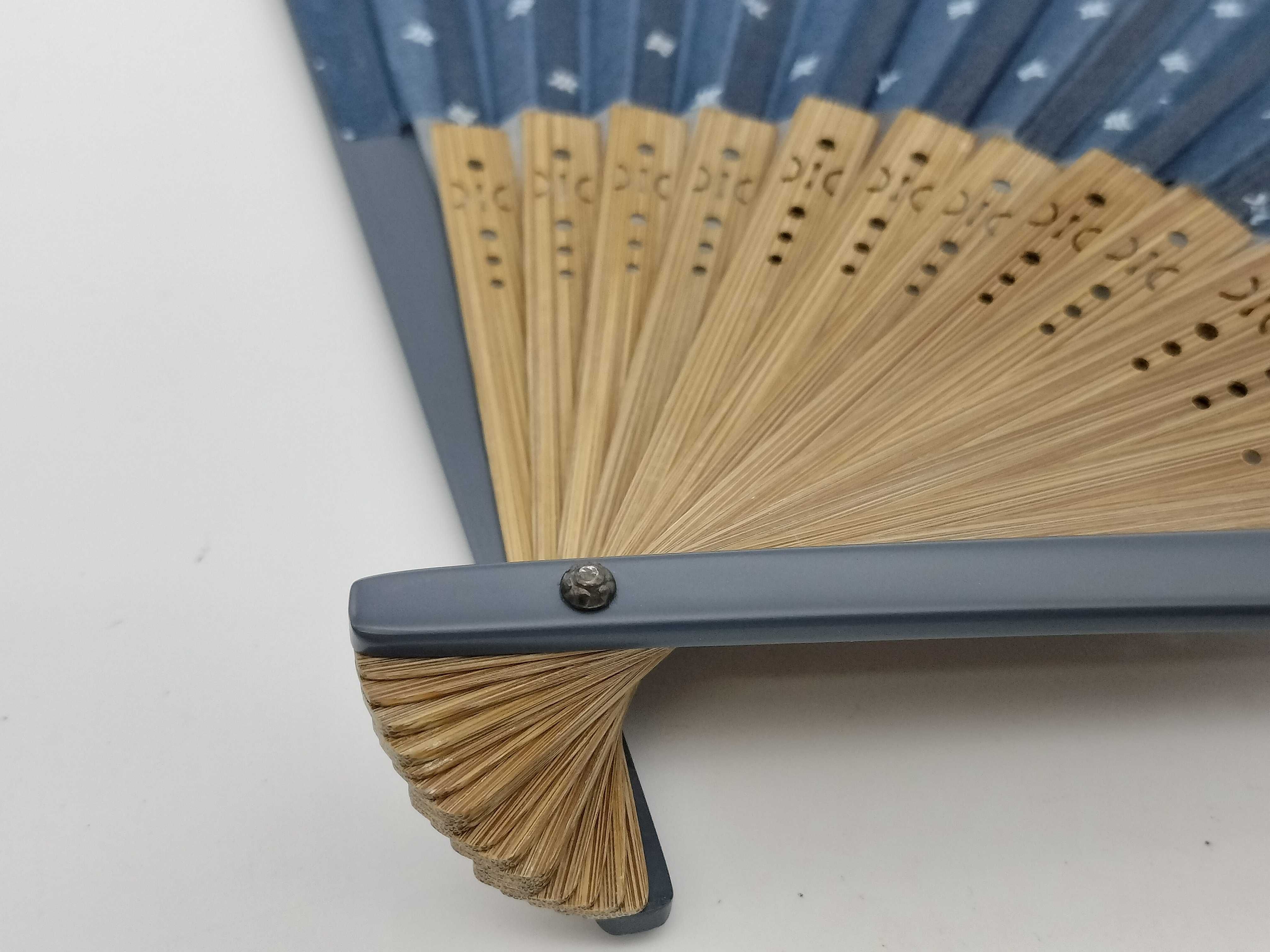 fan with box and other accessories — view 2