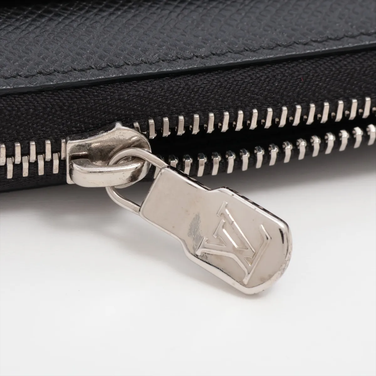 Taiga Zippy Dragonne M69409 CA4240 Black Round Zip Wallet — view 8