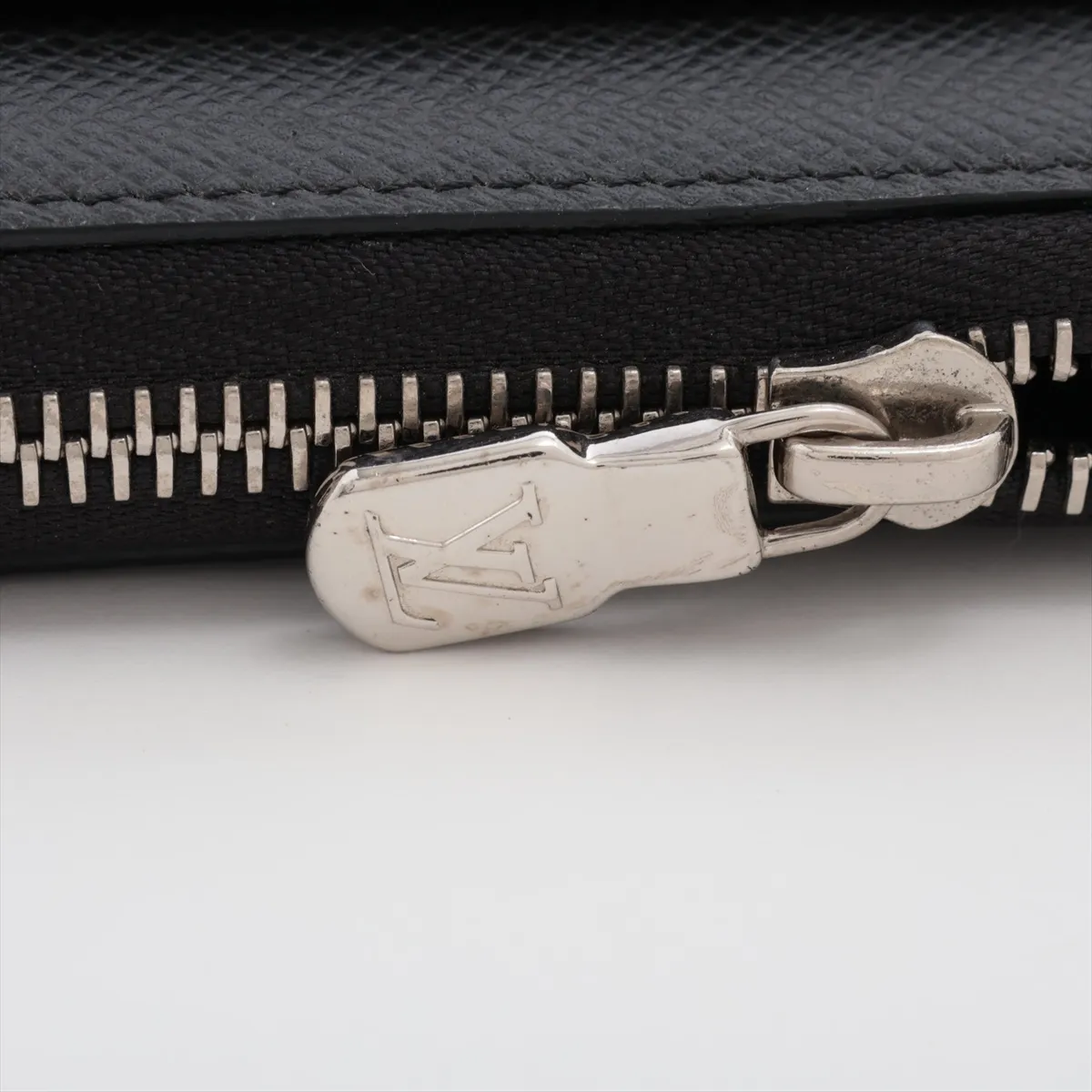 Taiga Zippy Dragonne M69409 CA4240 Black Round Zip Wallet — view 9