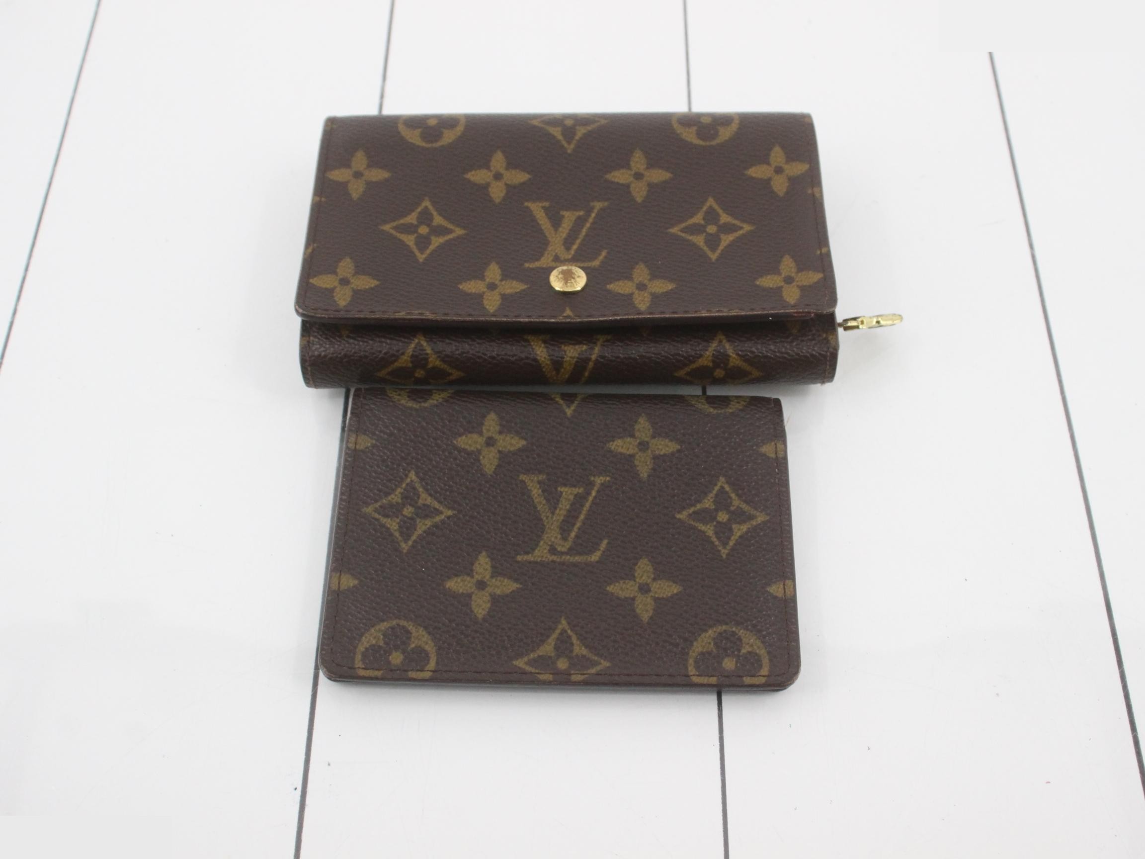BULK SALE - 3-piece set: Coin case, bi-fold wallet, monogram — view 2