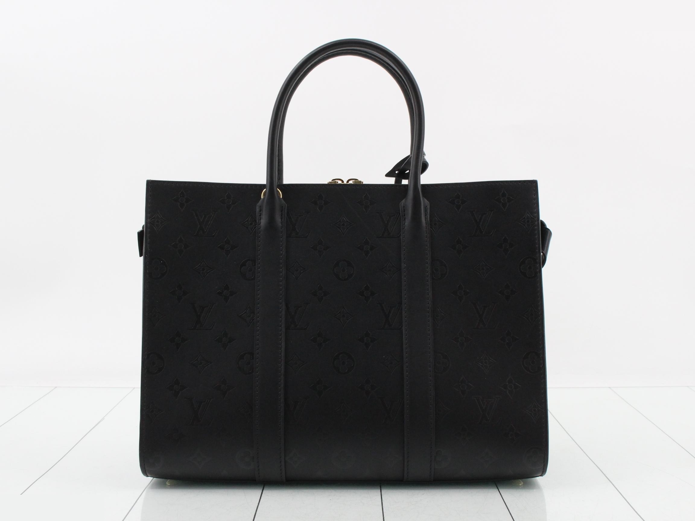 Very Tote GM Noir DR4107 RFID (Includes dust bag, strap, and key) — view 2
