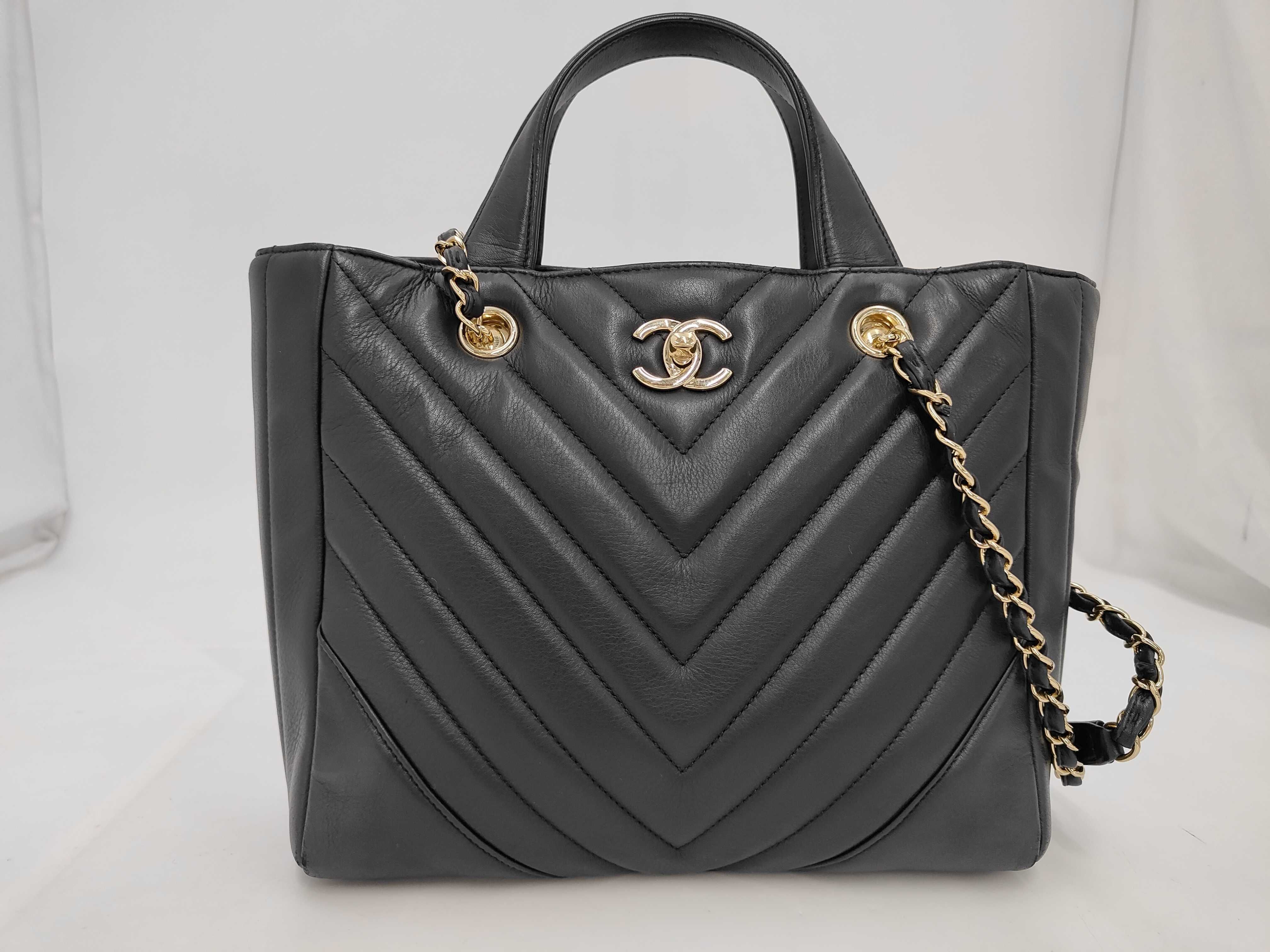 V-stitch chain shoulder bag, lambskin, black shoulder bag