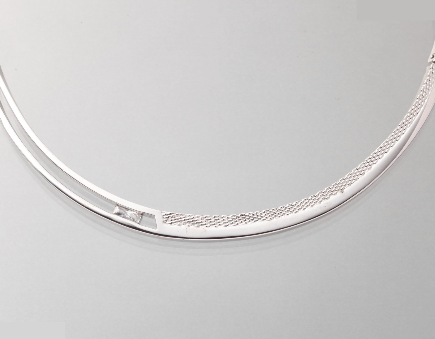 Other lines: Precious metal necklaces and pendants, total length approximately 43 cm. — view 2