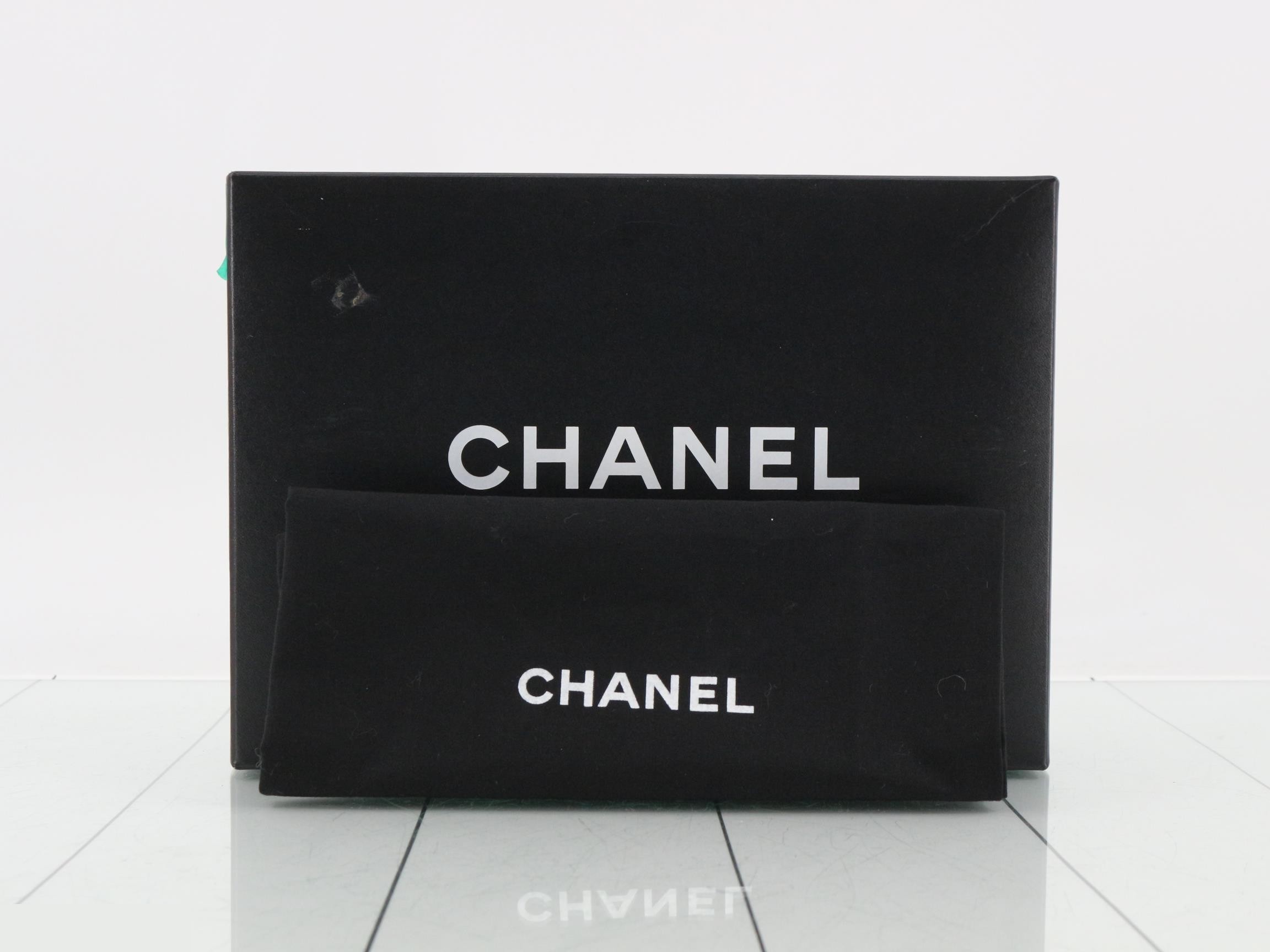 Matelassé 25 Classic Double Chain Shoulder Bag, Double Flap, Caviar Leather, Series 13 — view 7