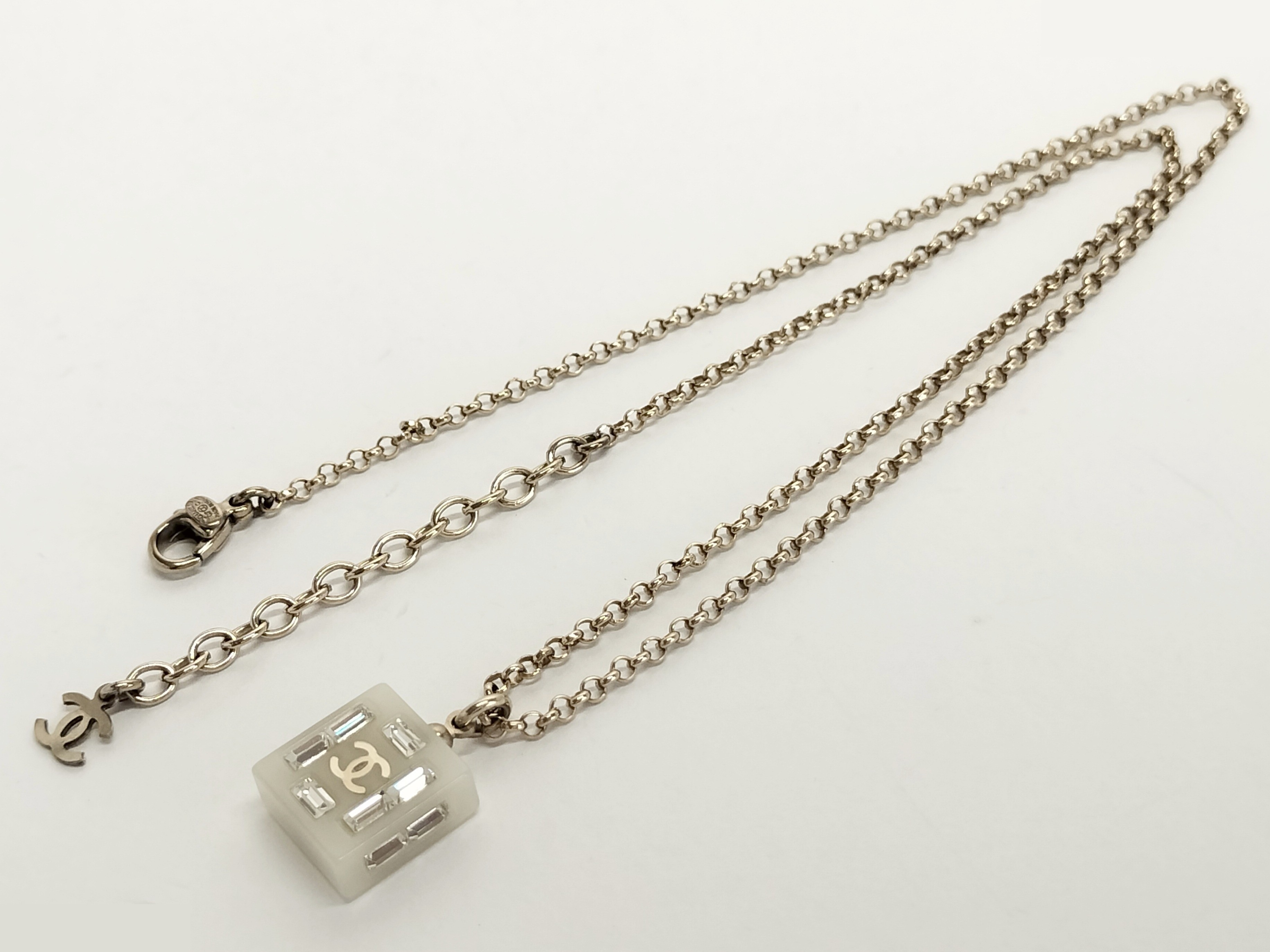 Square plastic gold necklace, chain approximately 48cm — view 2