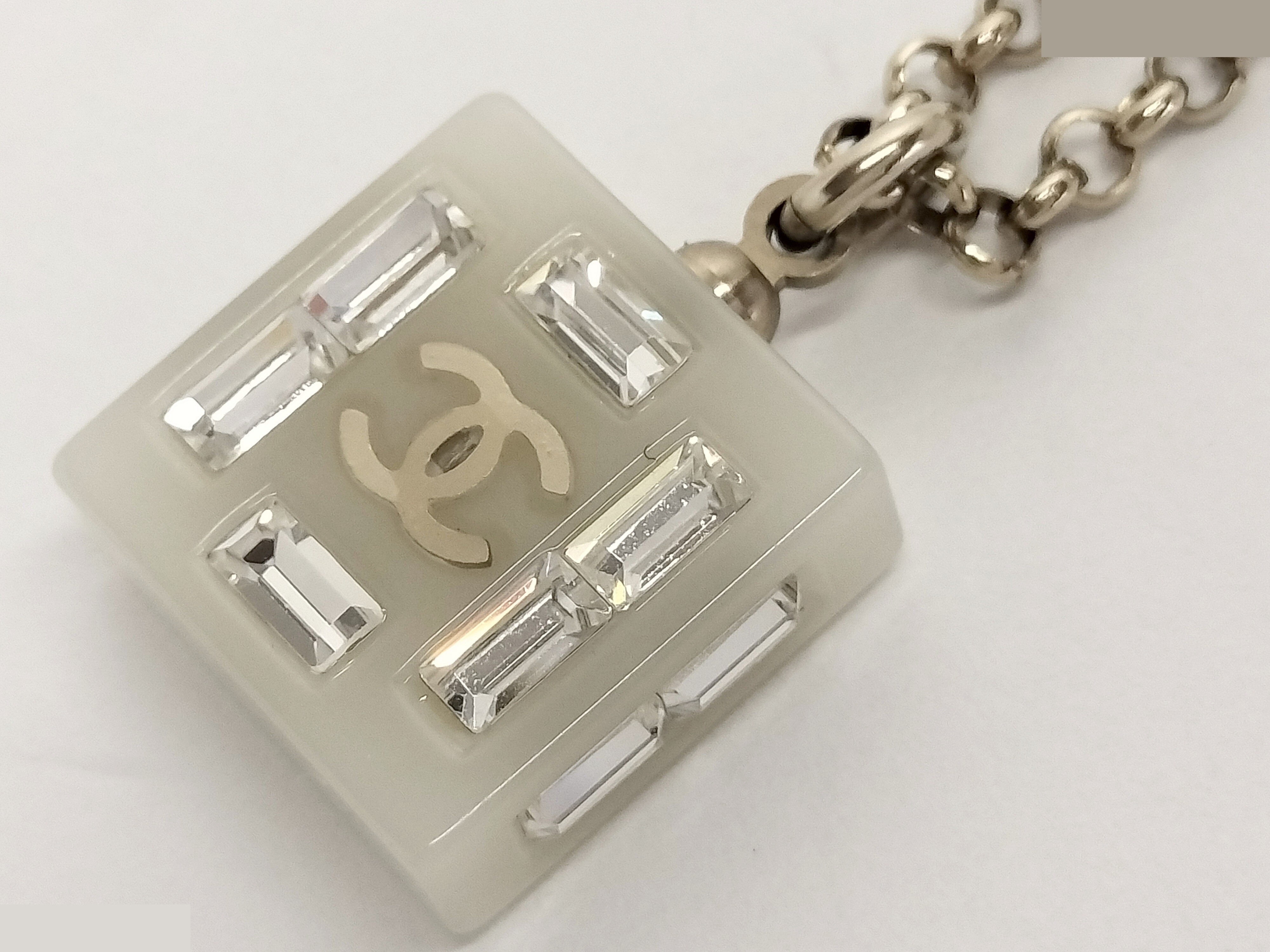 Square plastic gold necklace, chain approximately 48cm — view 4