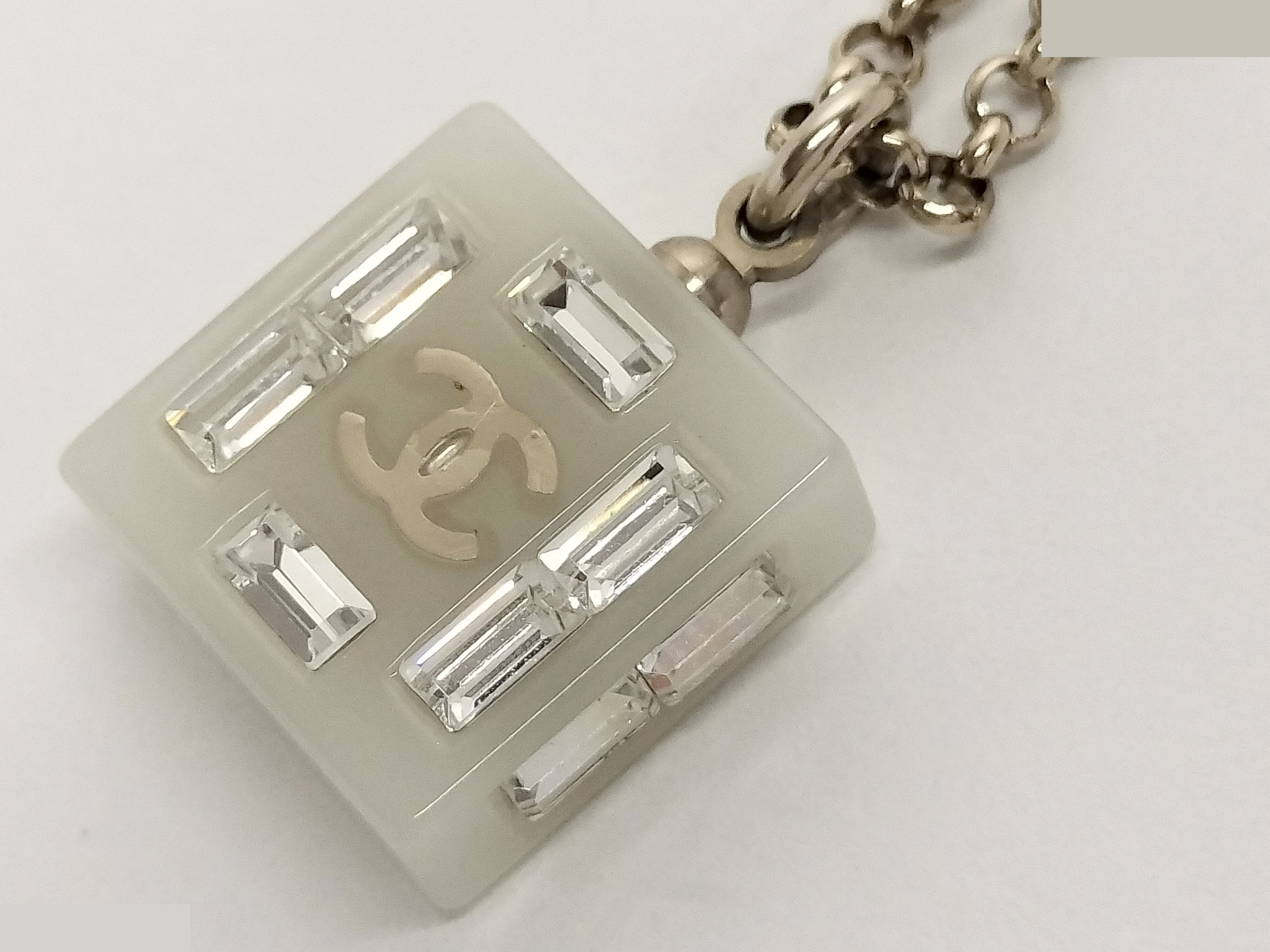 Square plastic gold necklace, chain approximately 48cm — view 5
