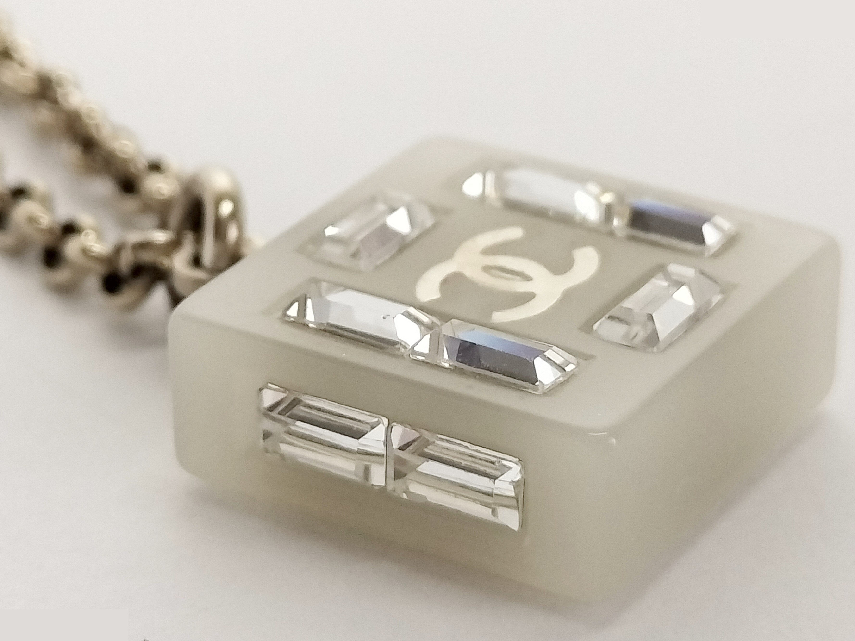 Square plastic gold necklace, chain approximately 48cm — view 6