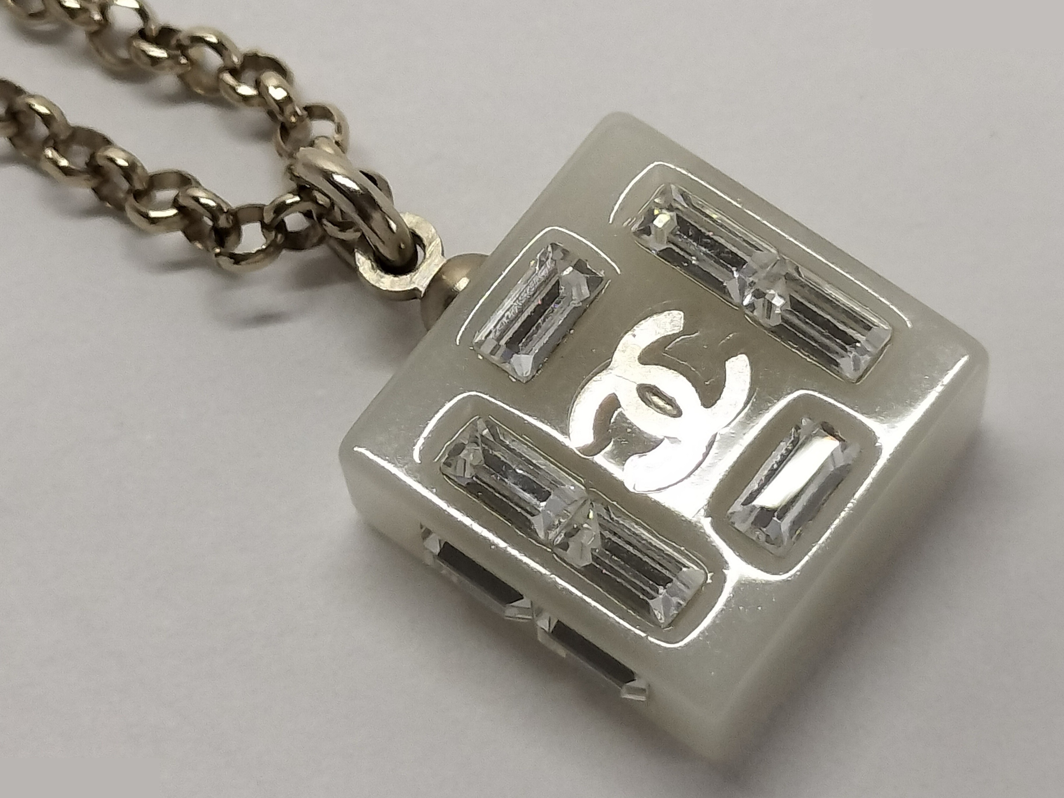 Square plastic gold necklace, chain approximately 48cm — view 7