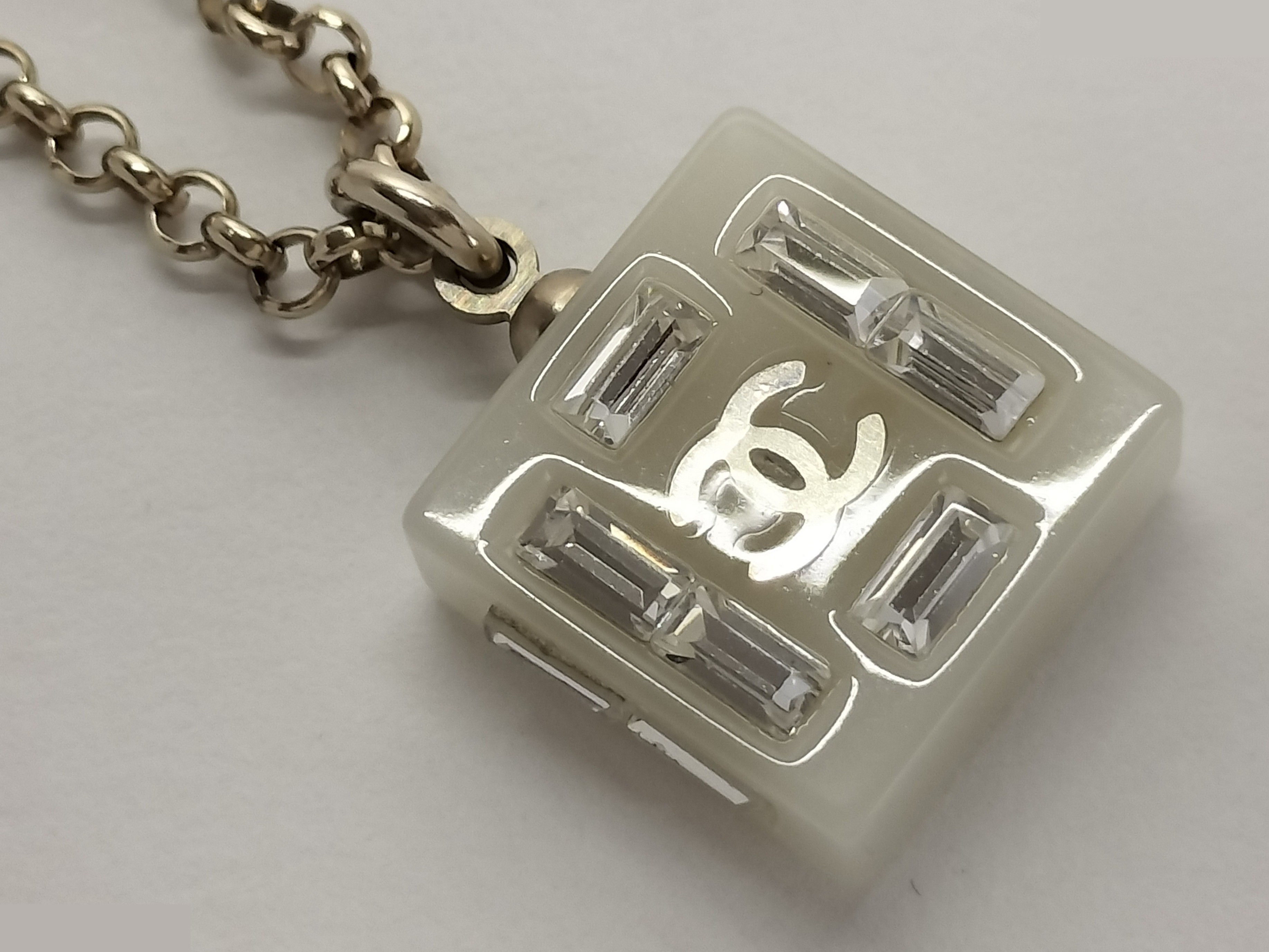 Square plastic gold necklace, chain approximately 48cm — view 8