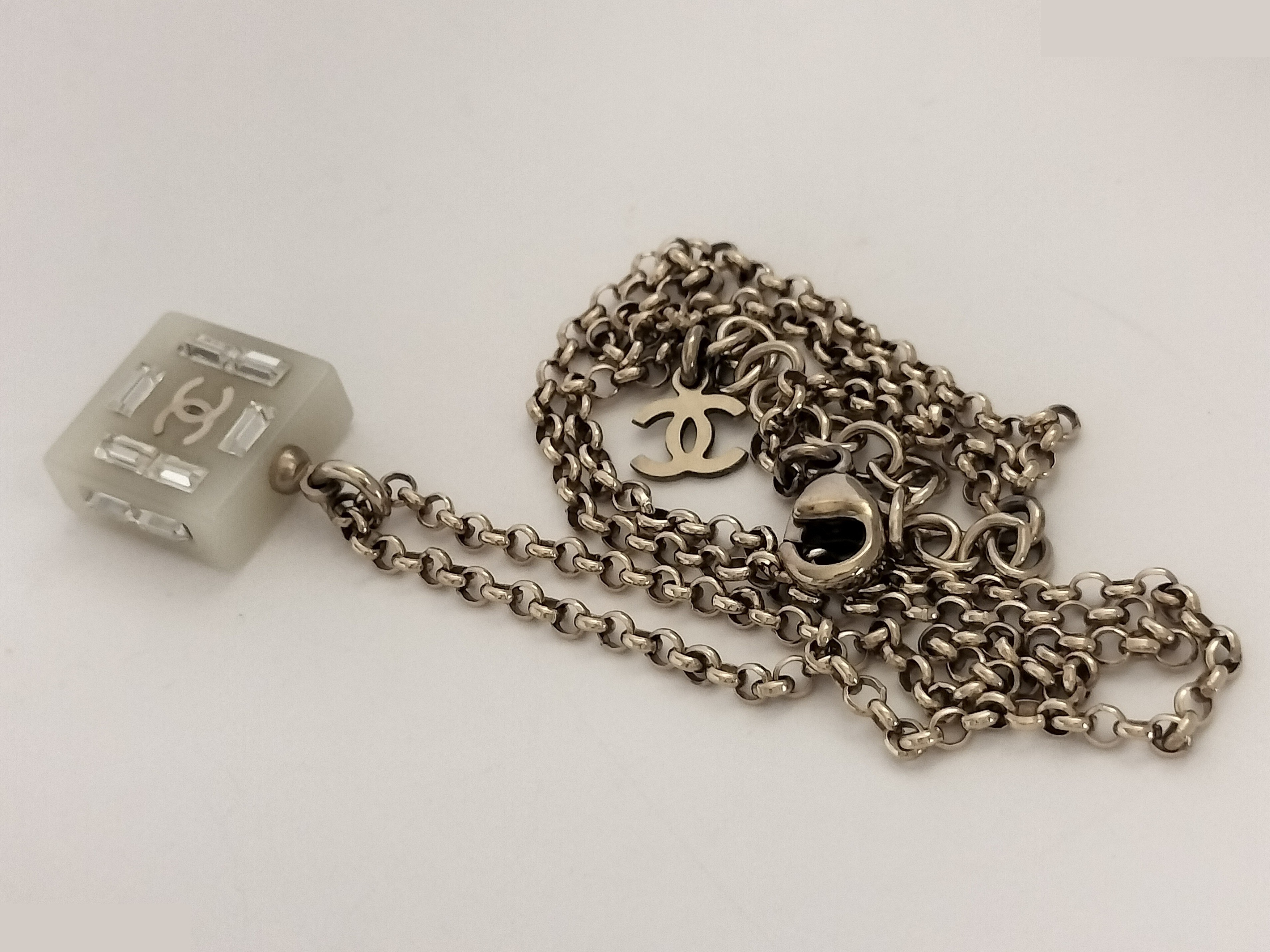 Square plastic gold necklace, chain approximately 48cm — view 9