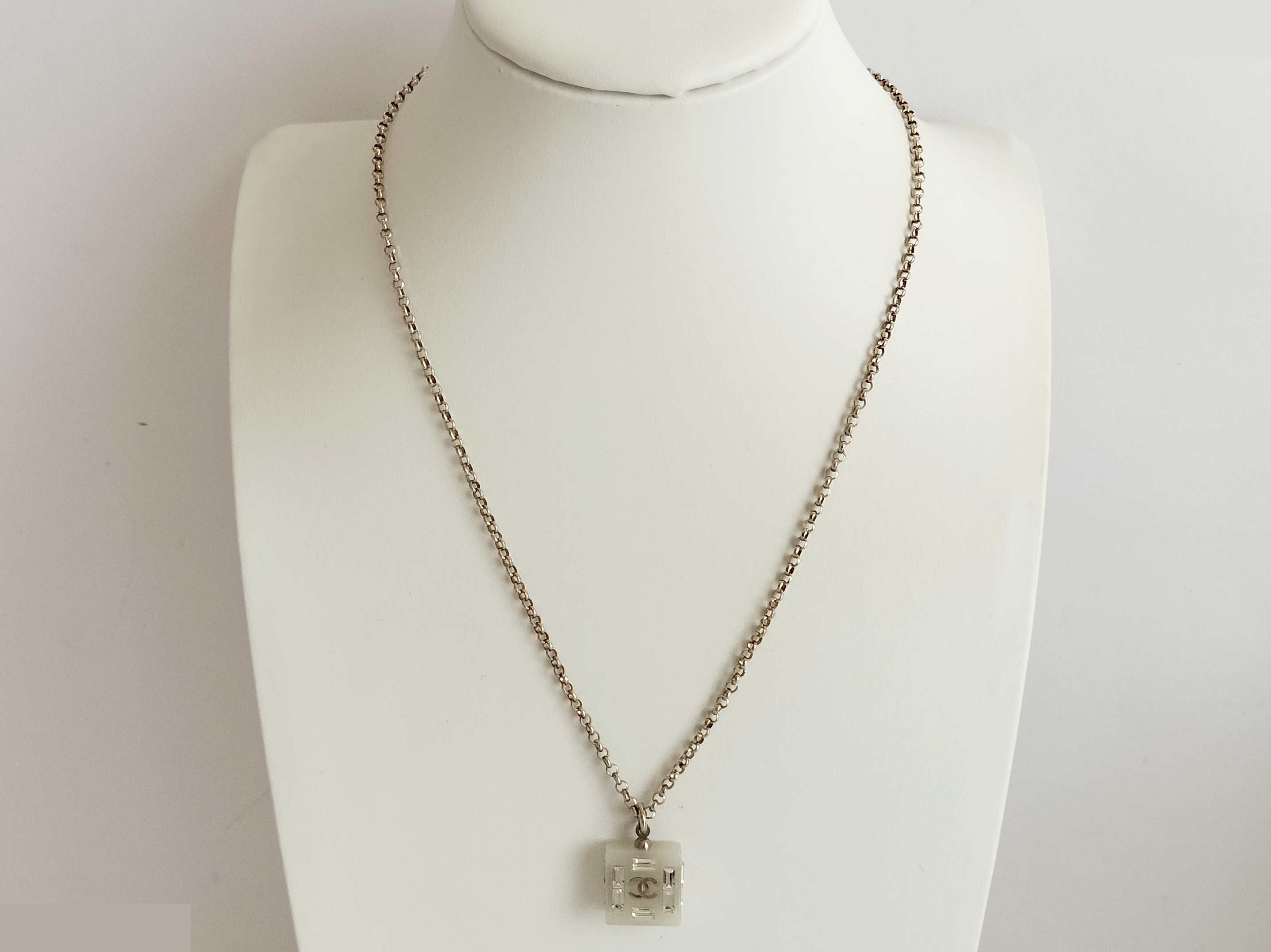 Square plastic gold necklace, chain approximately 48cm — view 10