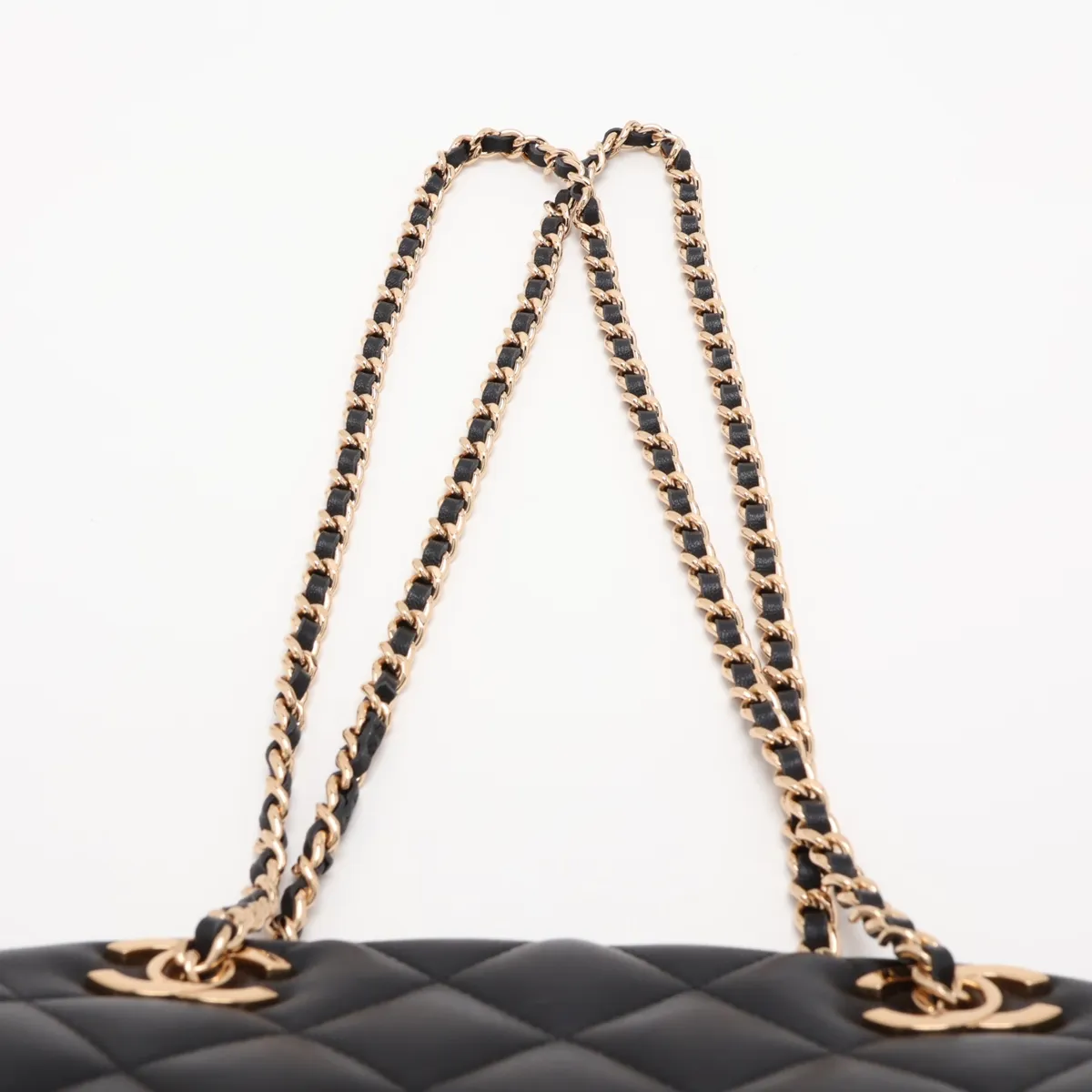 [Individually packaged] Chanel Matelassé Lambskin Chain Shoulder Bag Bowling Bag Black Gold Hardware K6HH849C Random Serial Number — view 6