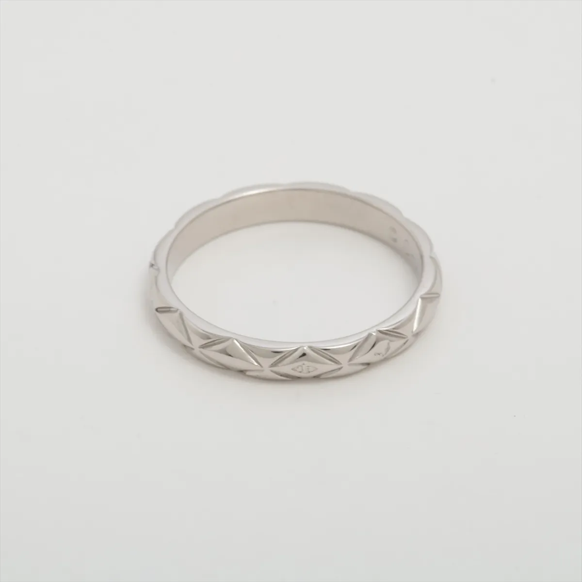 Matelassé 3-Diamond Ring, Pt950, 2.7g, Size 47, S37005. (Dents, damaged hallmark) — view 2
