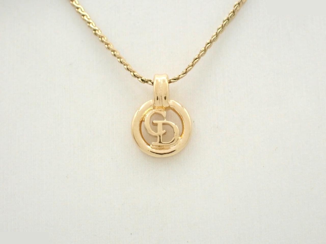 Other lines: Precious metal necklaces and pendants, chain approximately 44cm.