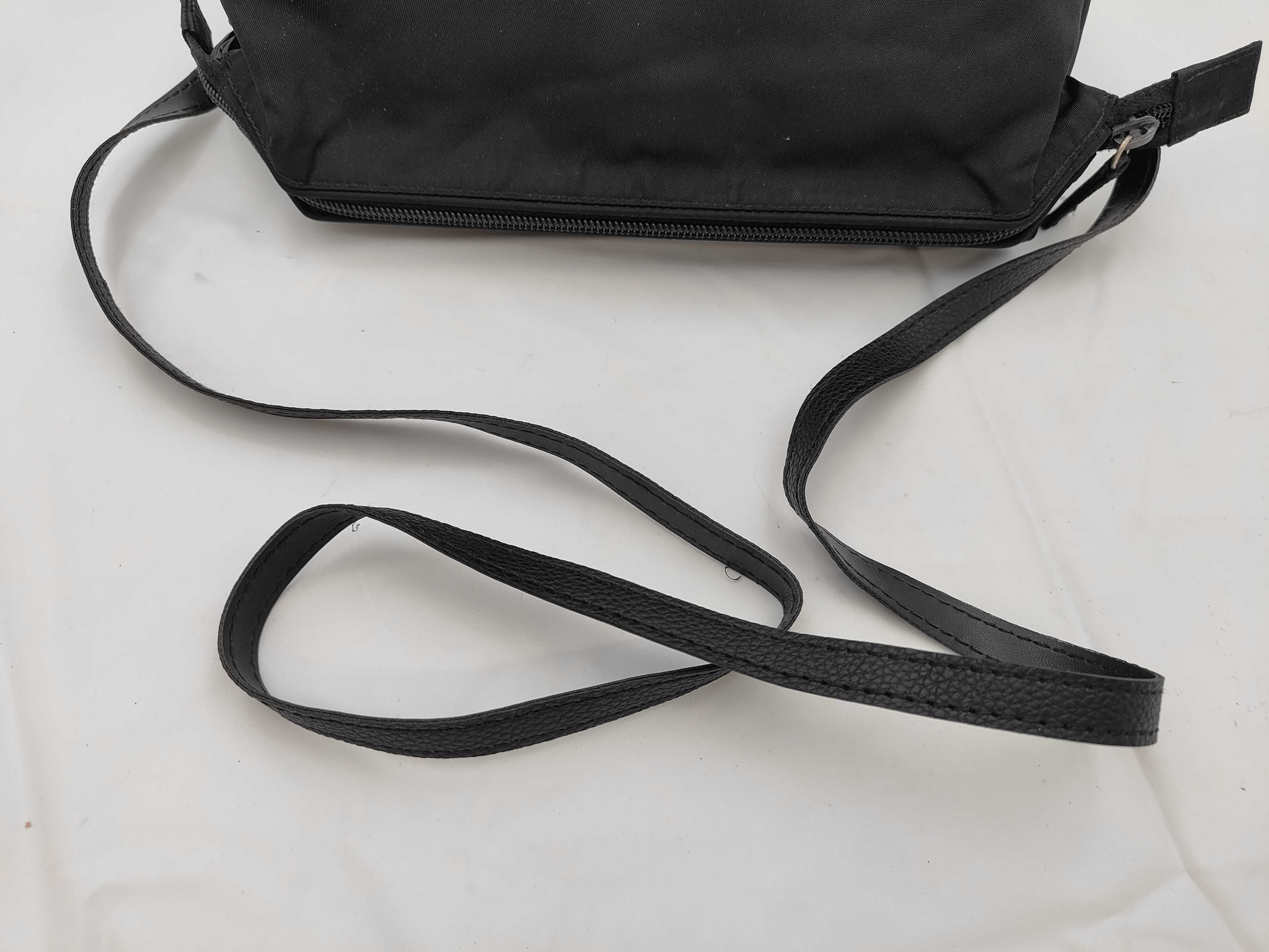 black pouch, with accessories, shoulder bag. — view 3
