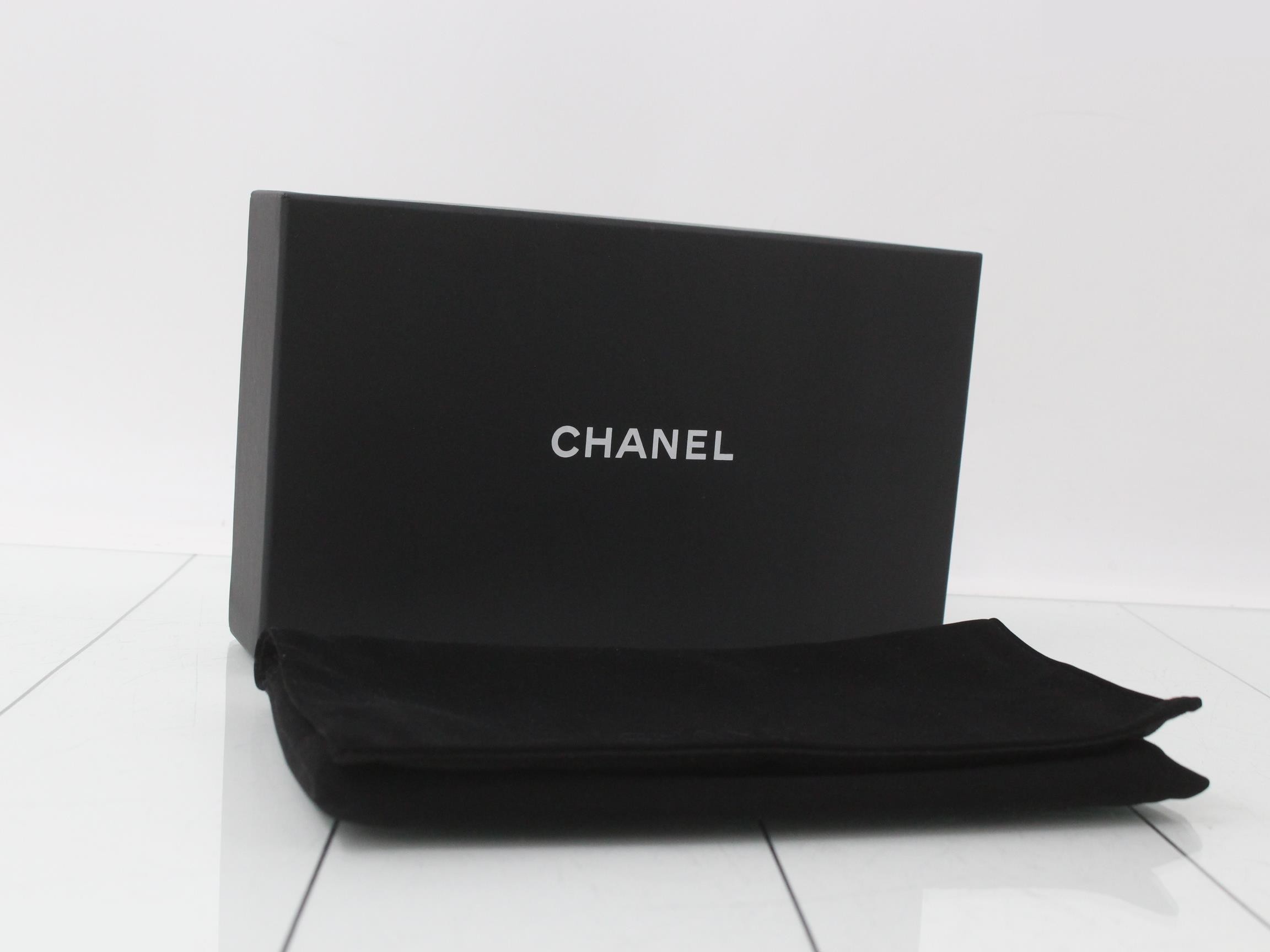caviar leather wallet with Coco Mark, round zipper closure. — view 5