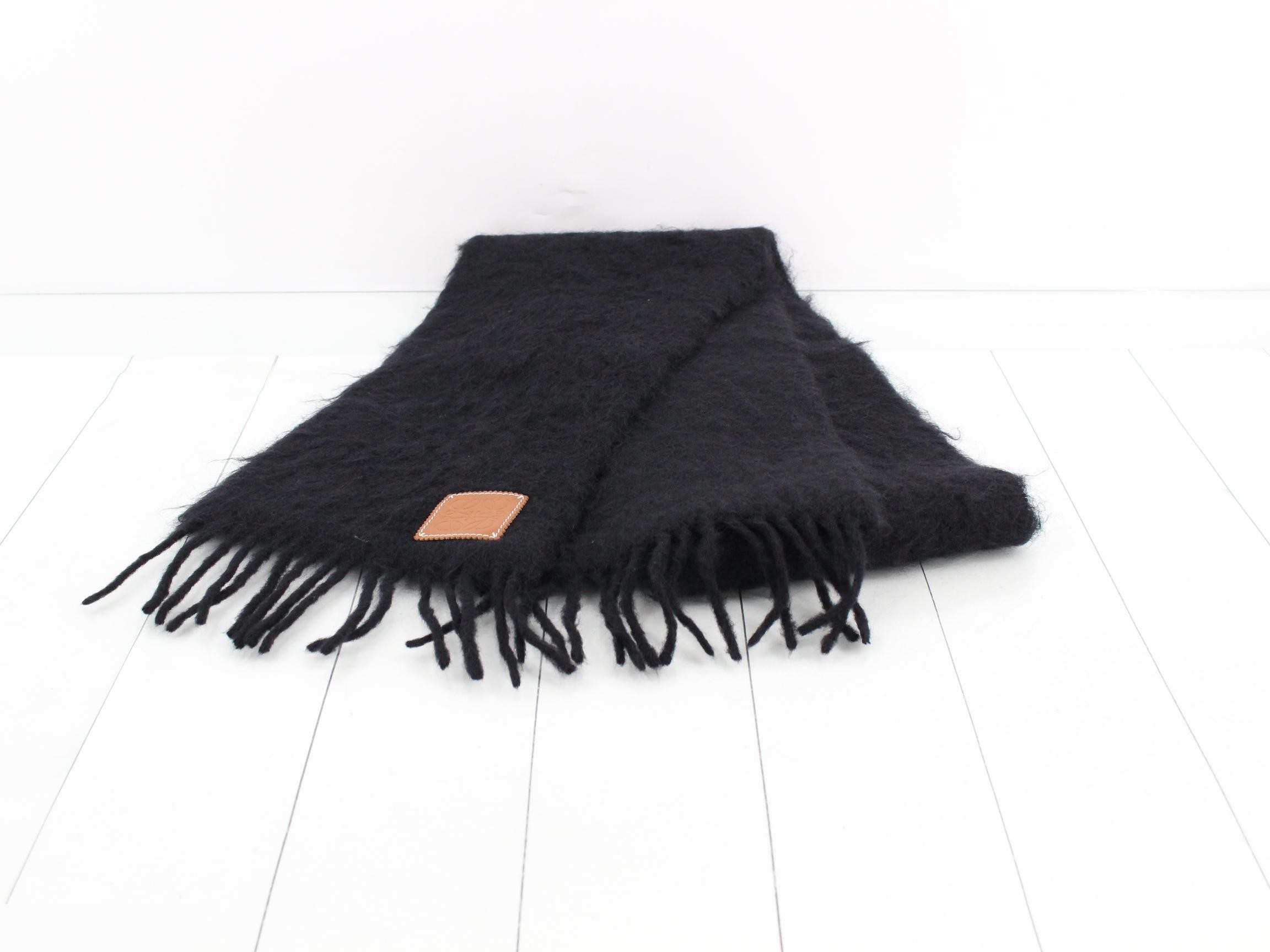 scarf, black — view 2
