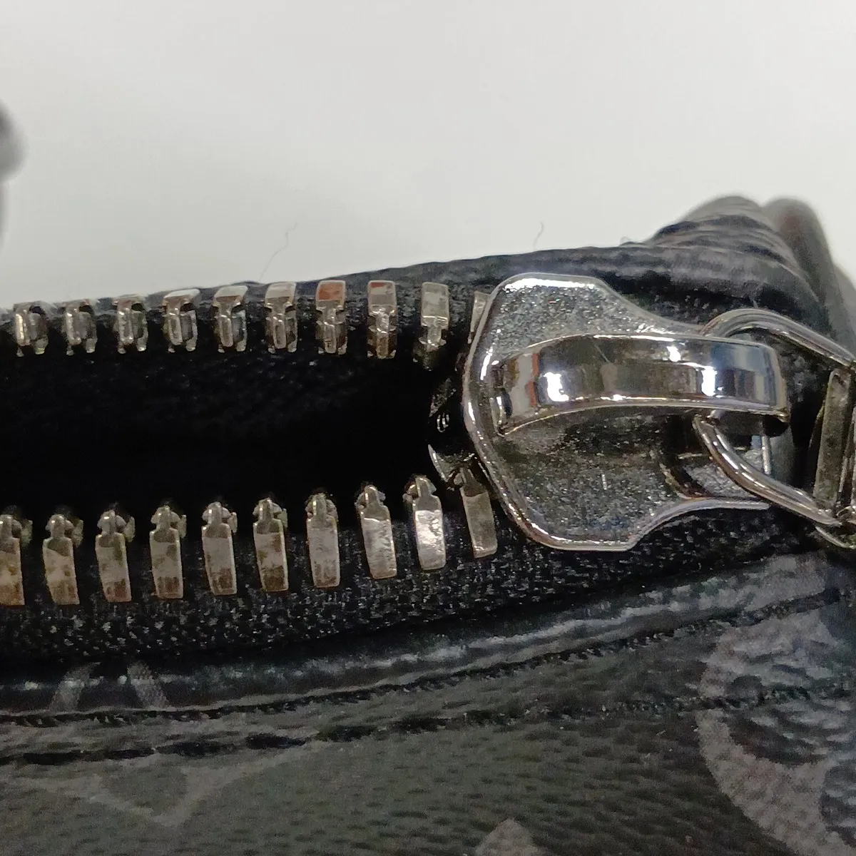 Monogram Eclipse Keepall Bandoulière 25 M46271 Black x Gray — view 11