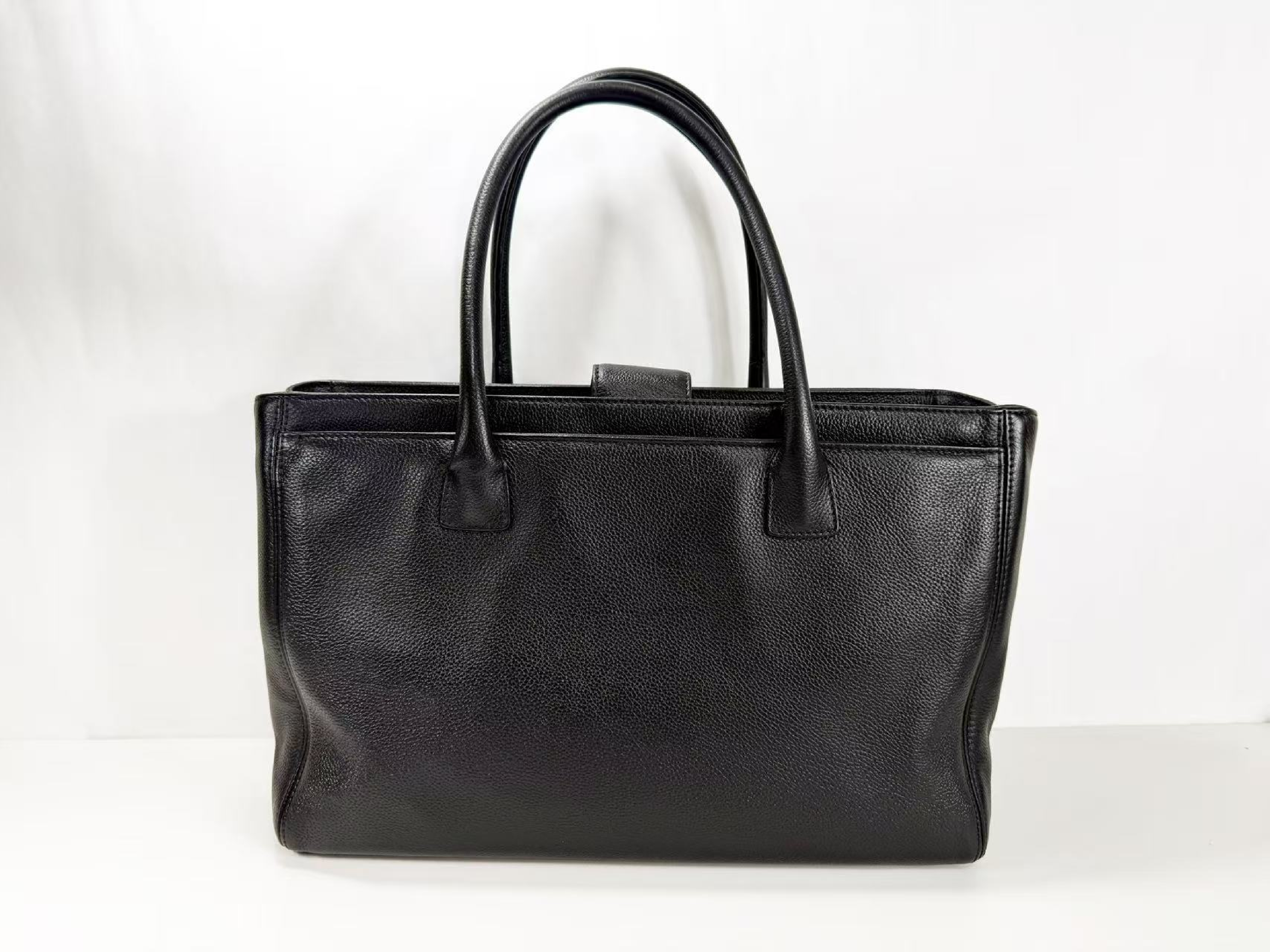 Black Executive Tote Bag, W35/H24/D14cm (approx.), serial number in the 18 range. Includes shoulder strap, pouch, authenticity card, and seal. Vintage gold hardware. Item number 18023968. — view 3