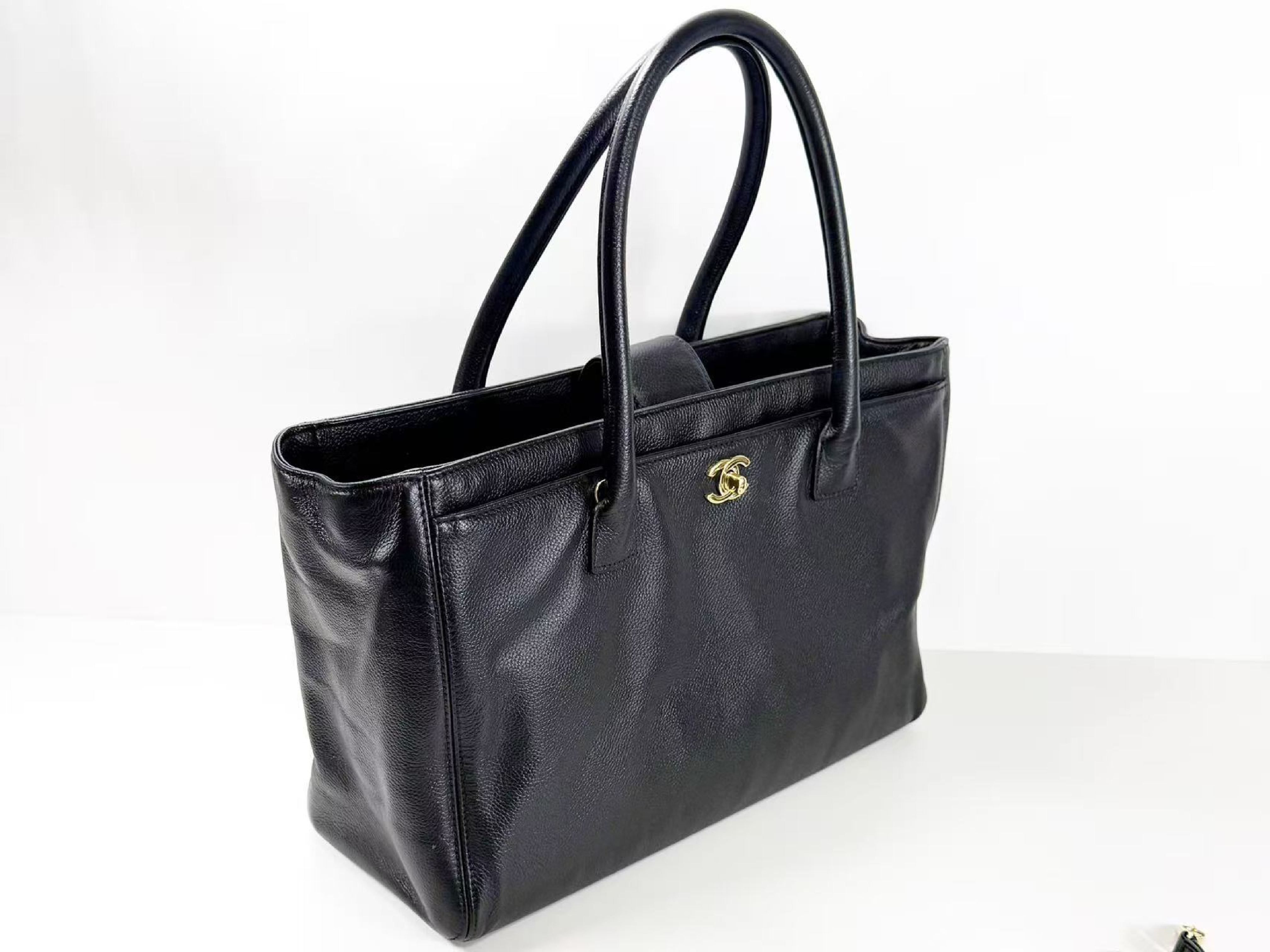 Black Executive Tote Bag, W35/H24/D14cm (approx.), serial number in the 18 range. Includes shoulder strap, pouch, authenticity card, and seal. Vintage gold hardware. Item number 18023968. — view 6