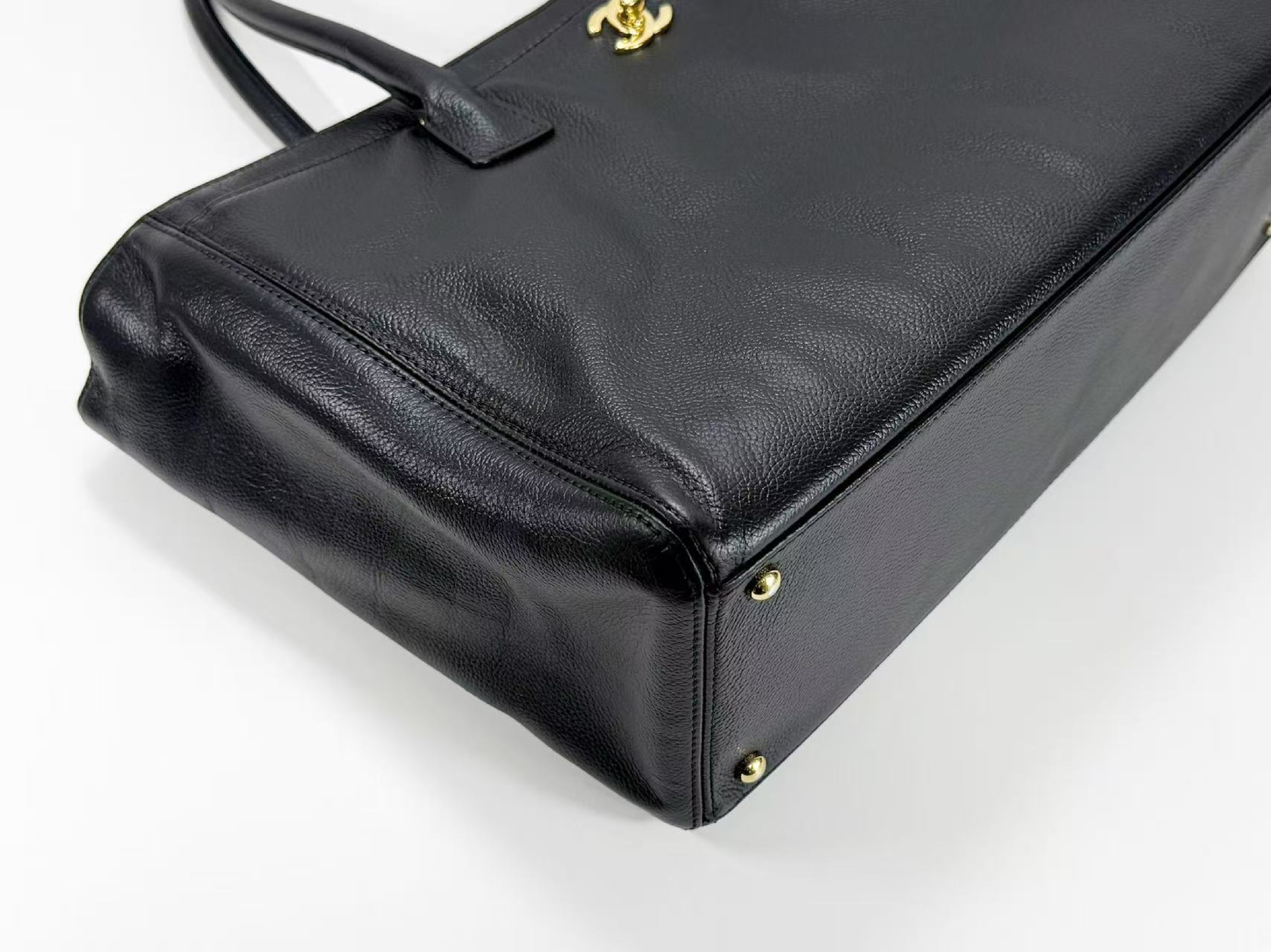 Black Executive Tote Bag, W35/H24/D14cm (approx.), serial number in the 18 range. Includes shoulder strap, pouch, authenticity card, and seal. Vintage gold hardware. Item number 18023968. — view 8