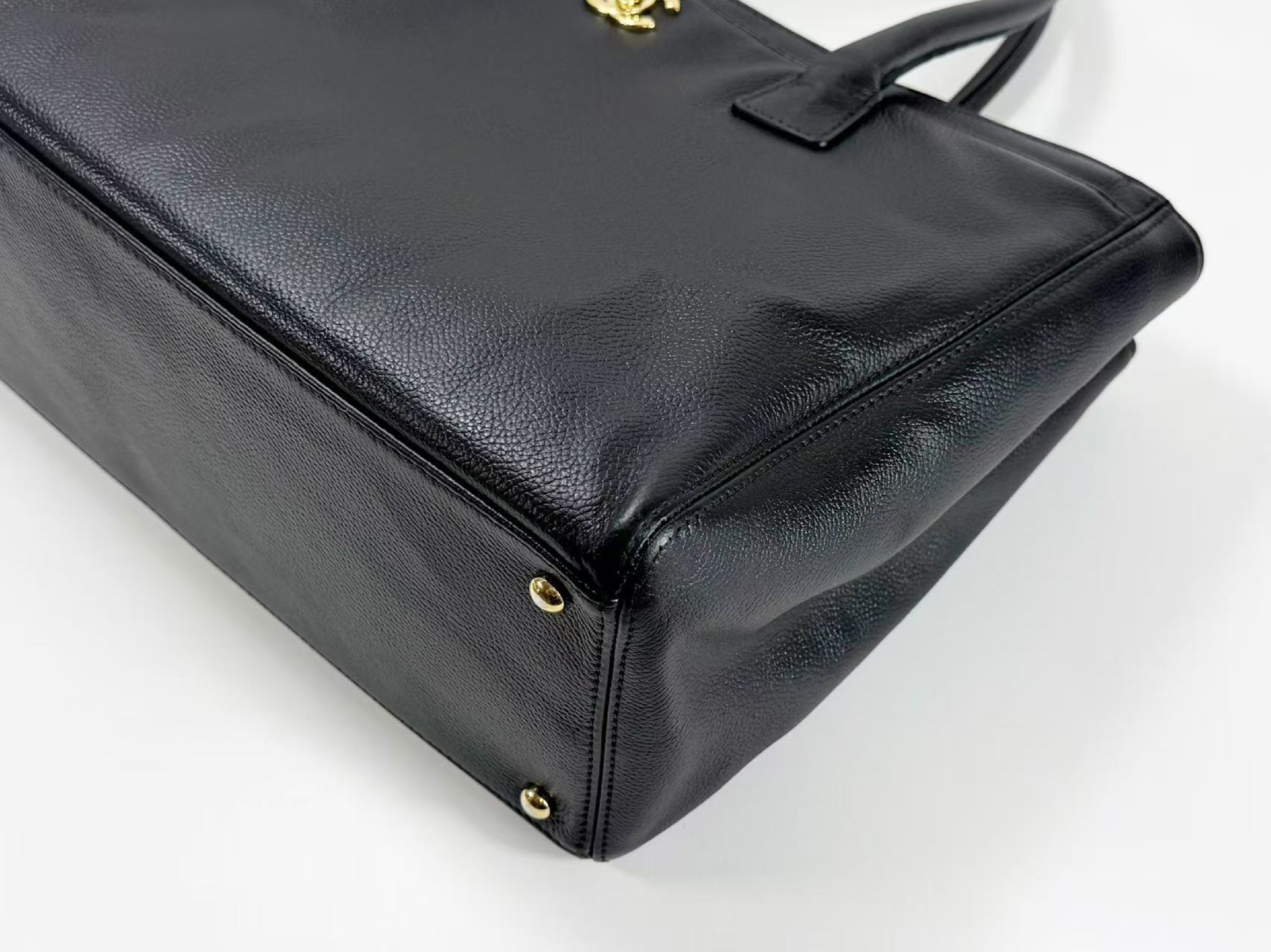 Black Executive Tote Bag, W35/H24/D14cm (approx.), serial number in the 18 range. Includes shoulder strap, pouch, authenticity card, and seal. Vintage gold hardware. Item number 18023968. — view 9