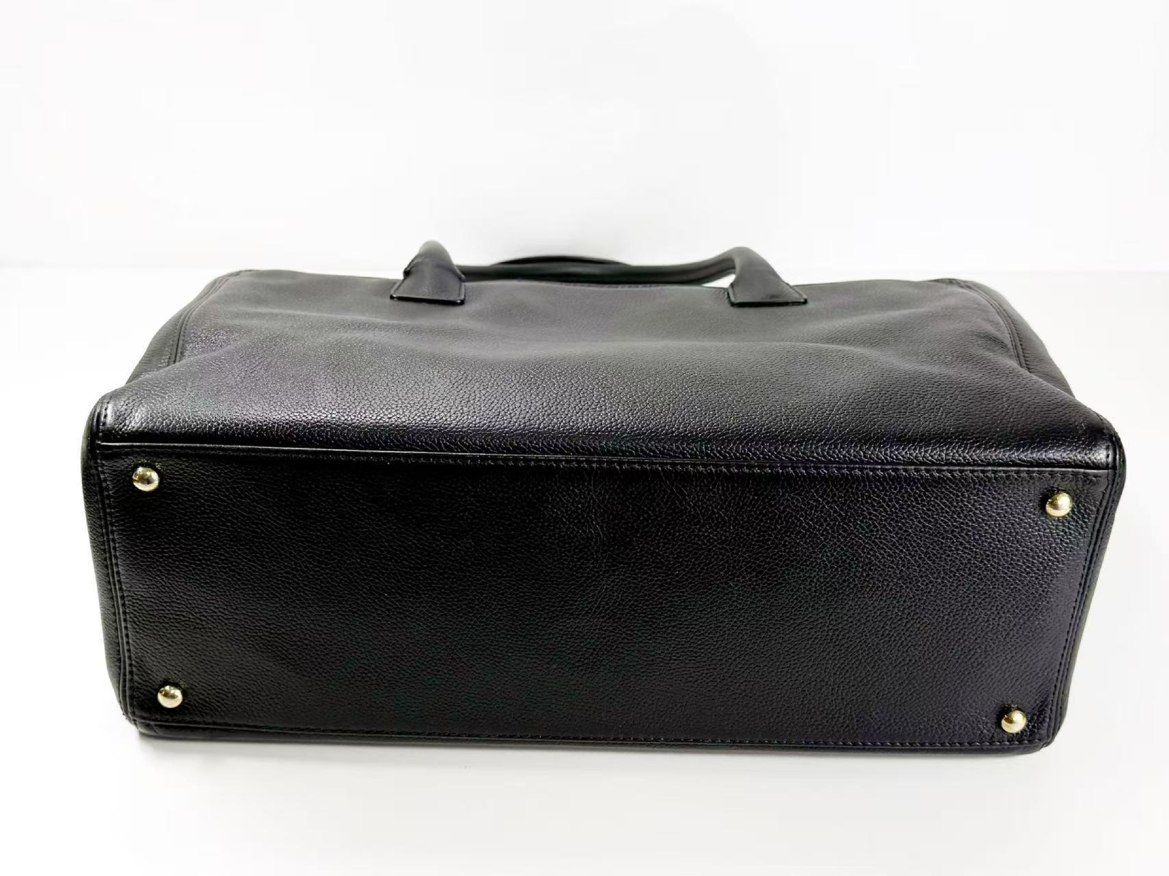 Black Executive Tote Bag, W35/H24/D14cm (approx.), serial number in the 18 range. Includes shoulder strap, pouch, authenticity card, and seal. Vintage gold hardware. Item number 18023968. — view 10