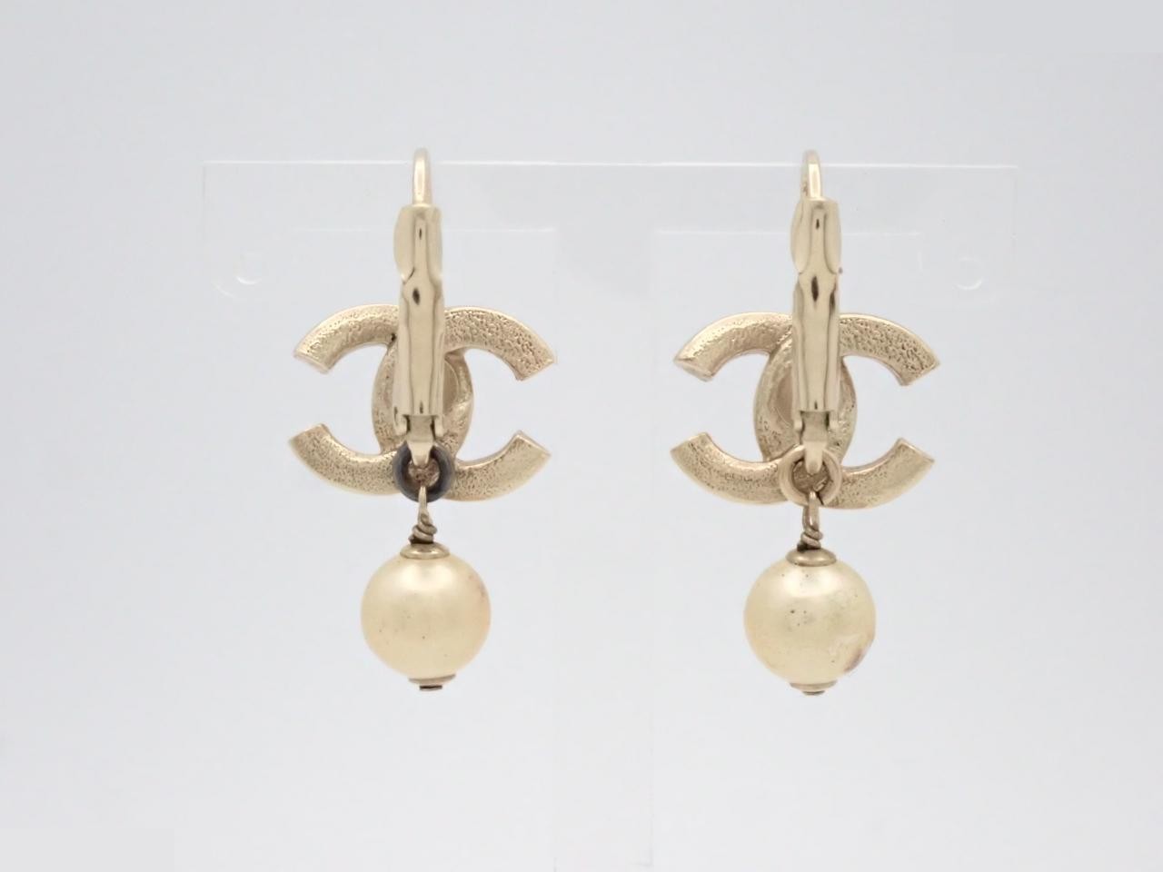 hook earrings with Coco Mark, stone, and pearl; 3.5 cm in height. — view 2