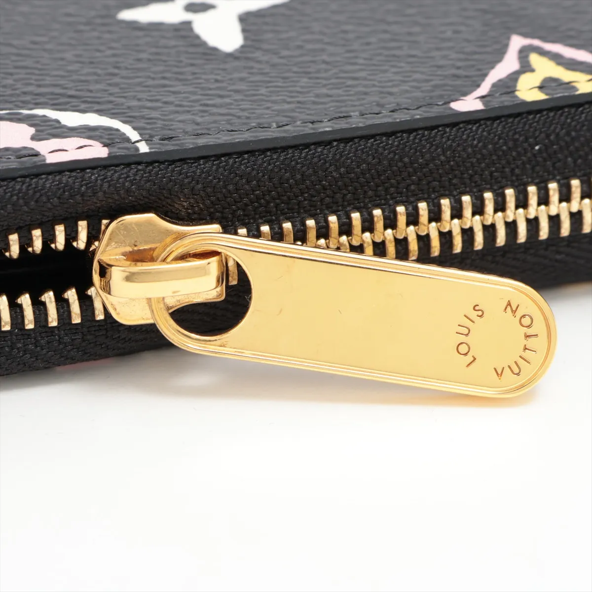 Wild at Heart Zippy Wallet M80683 Black Round Zip Wallet (RFID detected) — view 13